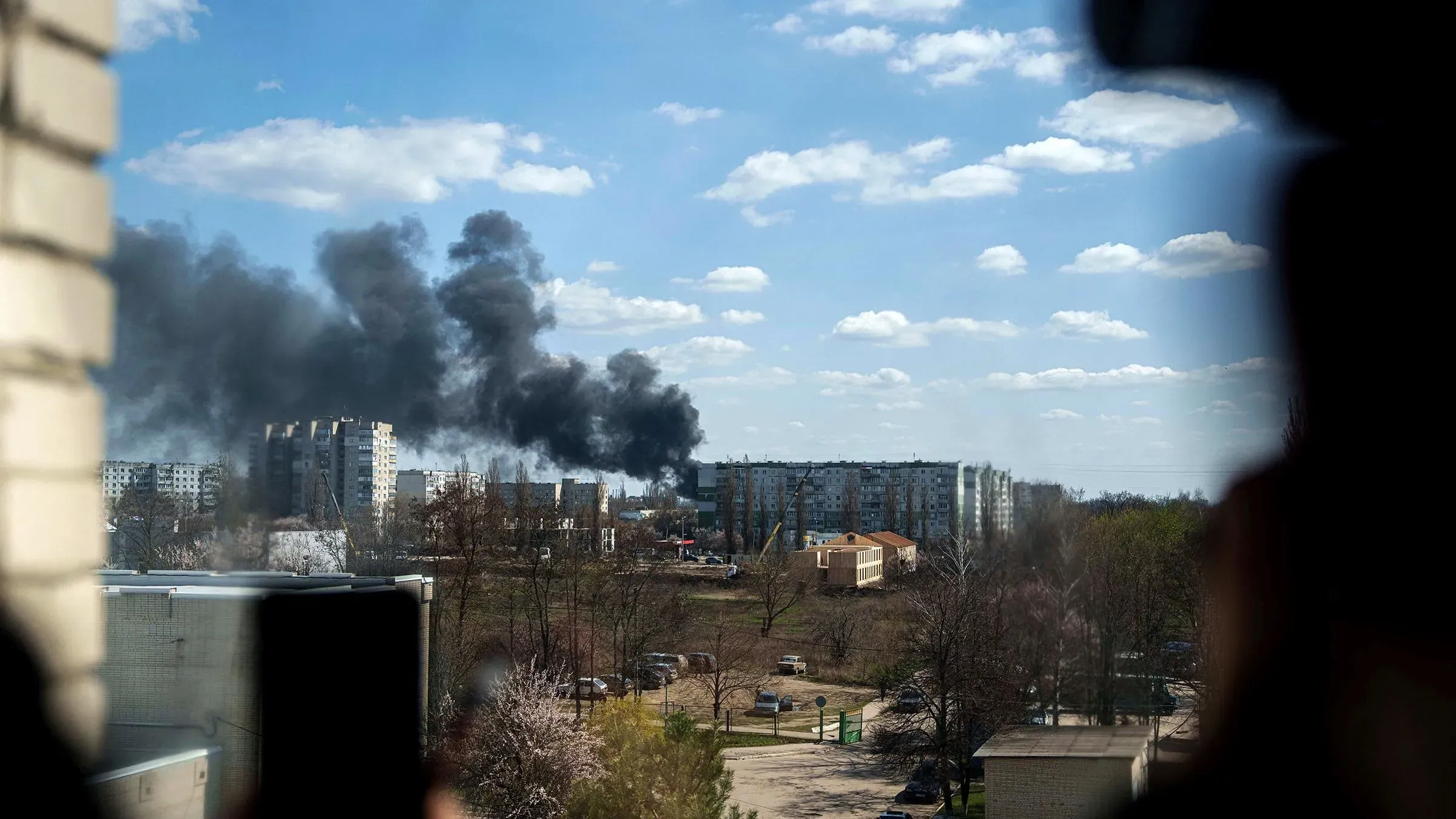 تصاعد الدخان الأسود من مباني في أوكرانيا، مما يشير إلى استمرار الأعمال العدائية في ظل الحرب الروسية الأوكرانية.