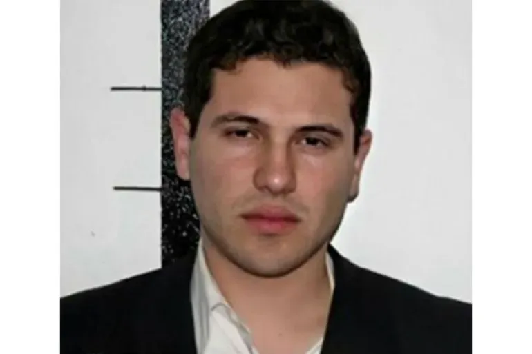 صورة لزعيم كارتل مخدرات مكسيكي مطلوب، يظهر فيها ملامح وجهه بوضوح، مما يعكس دوره في تجارة المخدرات وأعمال العنف.