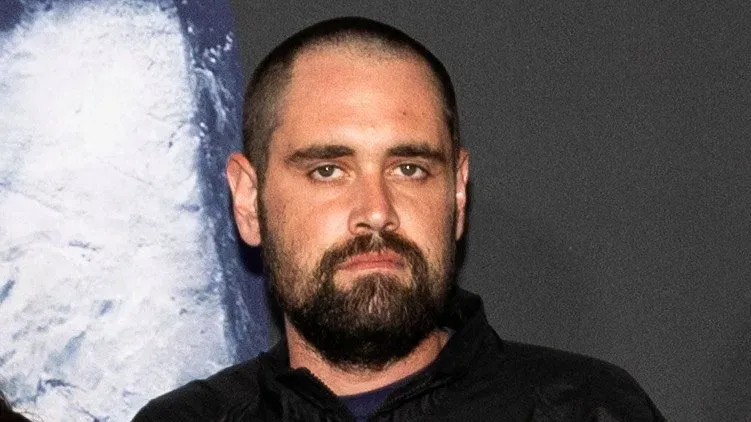 نيك راينر، ابن المخرج روب راينر، يظهر بملامح جدية خلال العرض الأول لفيلم "سبينال تاب 2" في لوس أنجلوس، قبل اعتقاله لاحقًا.