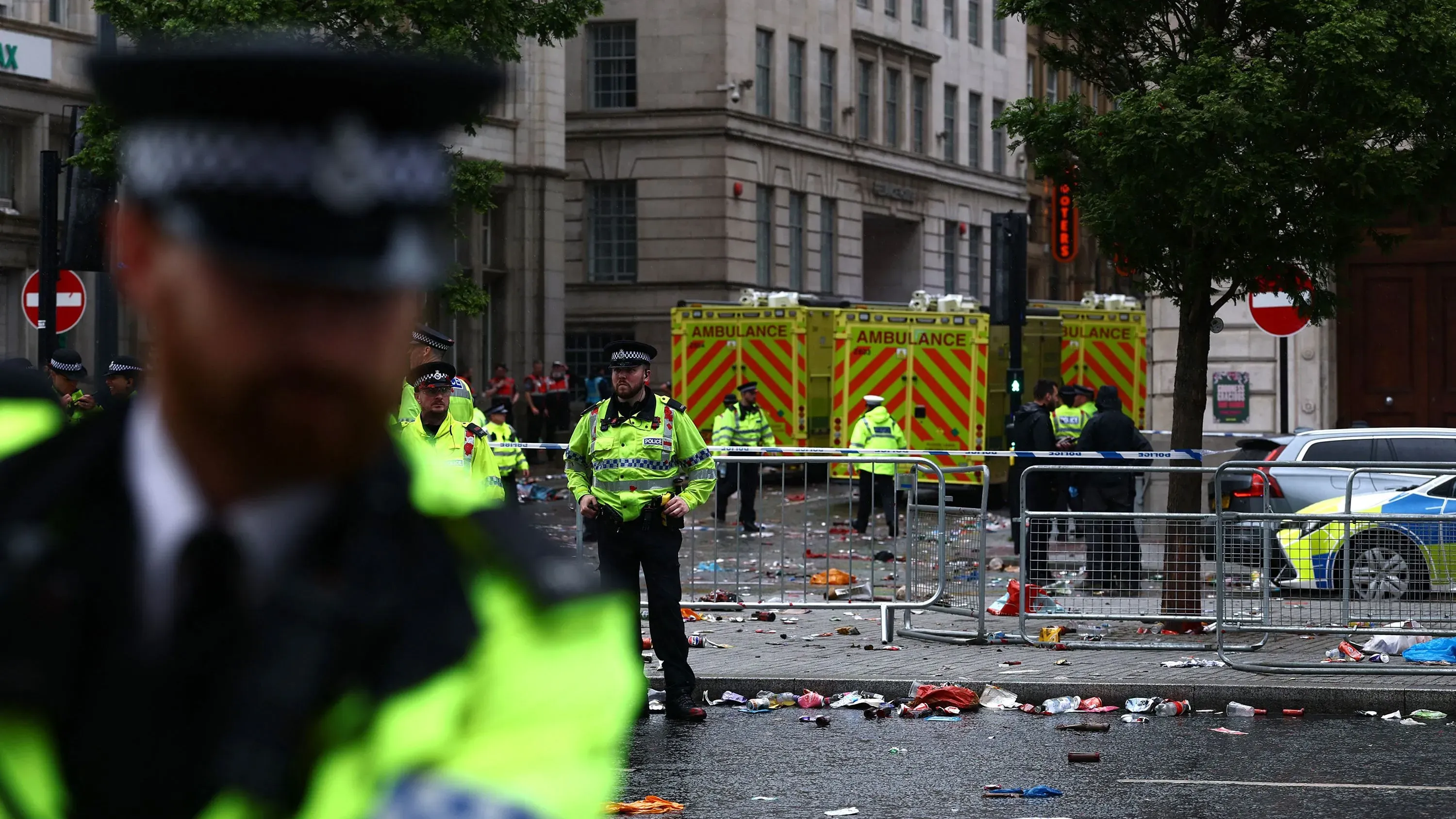 موقع الحادث في ليفربول مع وجود الشرطة وسيارات الإسعاف وسط الفوضى، بعد دهس سيارة لمشجعين احتفلوا بفوز فريقهم.