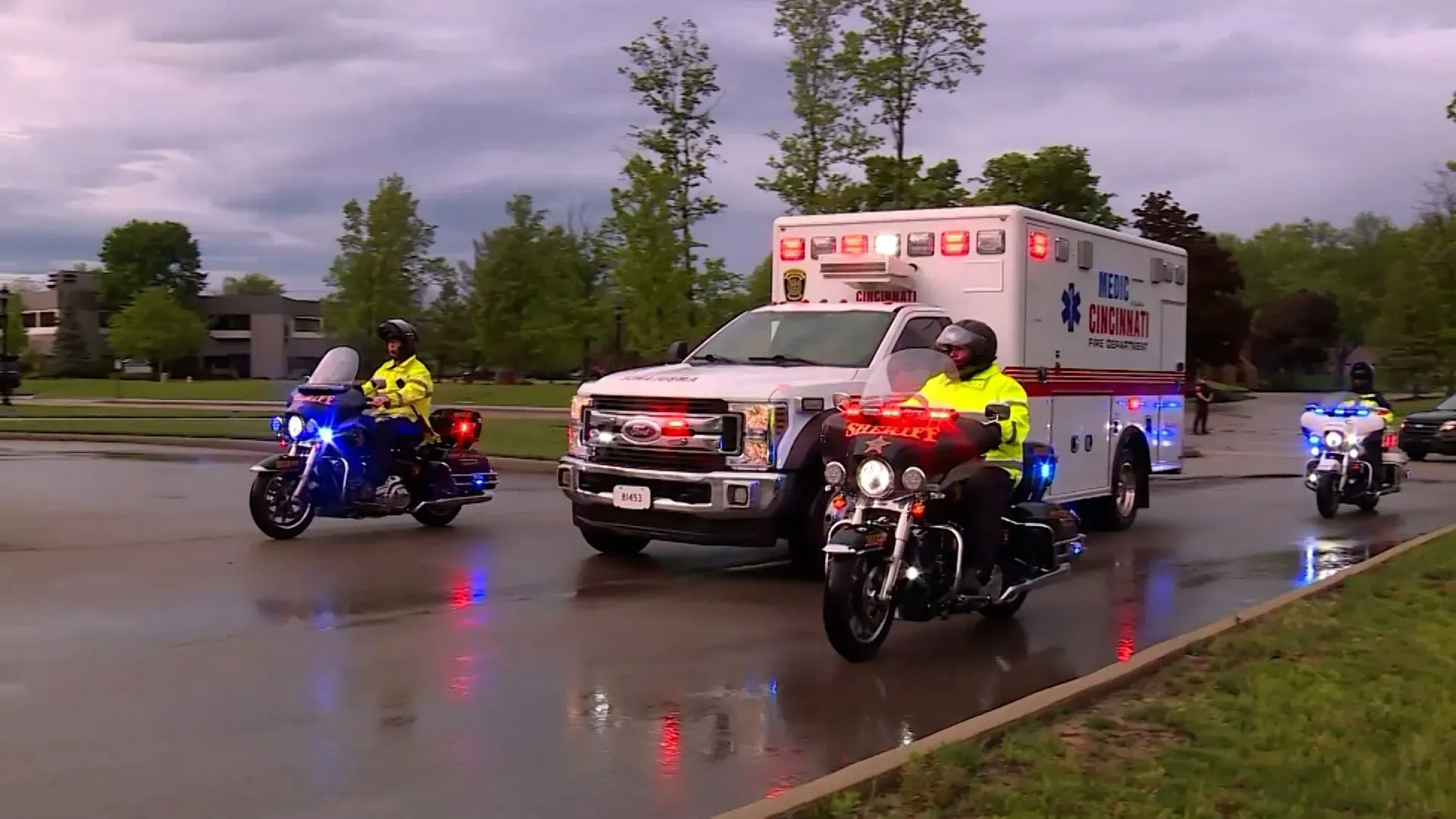 موكب لسيارات الشرطة والإسعاف في سينسيناتي، يتجه نحو مكان الحادث بعد مقتل شاب برصاص الشرطة، مما يسلط الضوء على التوترات المحلية.
