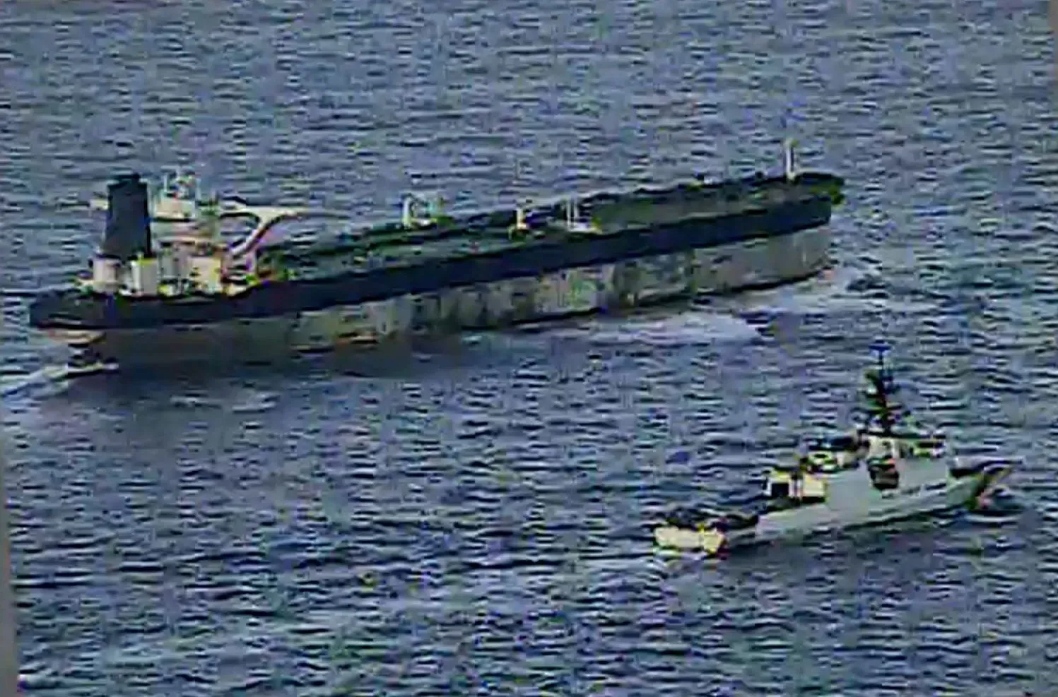 احتجاز الناقلة بيلا 1، التي ترفع العلم الروسي، من قبل القوات الأمريكية في المحيط الأطلسي، مع سفينة خفر السواحل بالقرب منها.