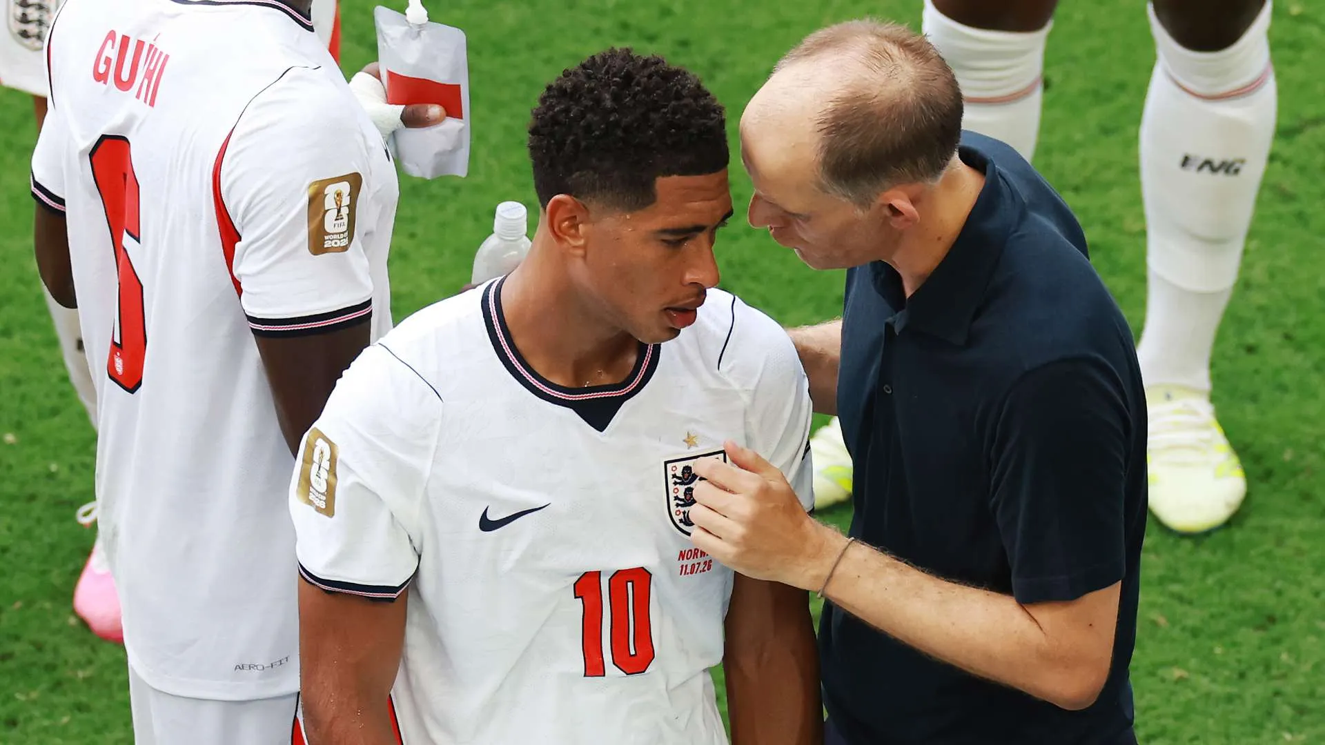 توماس توخيل يتحدث مع جود بيلينجهام خلال مباراة إنجلترا في كأس العالم، في مشهد يعكس التوتر والتحدي بين المدرب واللاعب.