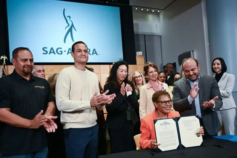 اجتماع في لوس أنجلوس يضم ممثلين من نقابة SAG-AFTRA وعمدة المدينة، حيث تم توقيع وثيقة لتعزيز التصوير في هوليوود.