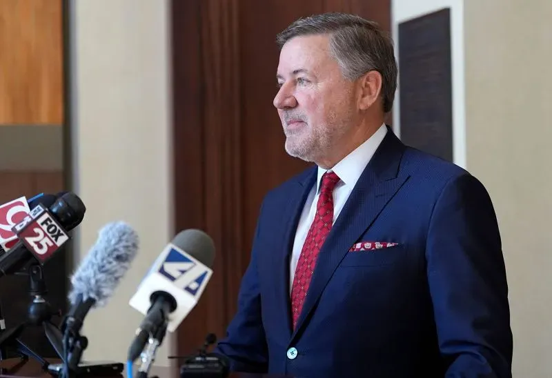 مدعي عام أوكلاهوما، جنتنر دروموند، يتحدث في مؤتمر صحفي حول إعادة محاكمة ريتشارد غلوسيب، مع التركيز على العدالة في نظام العقوبات.