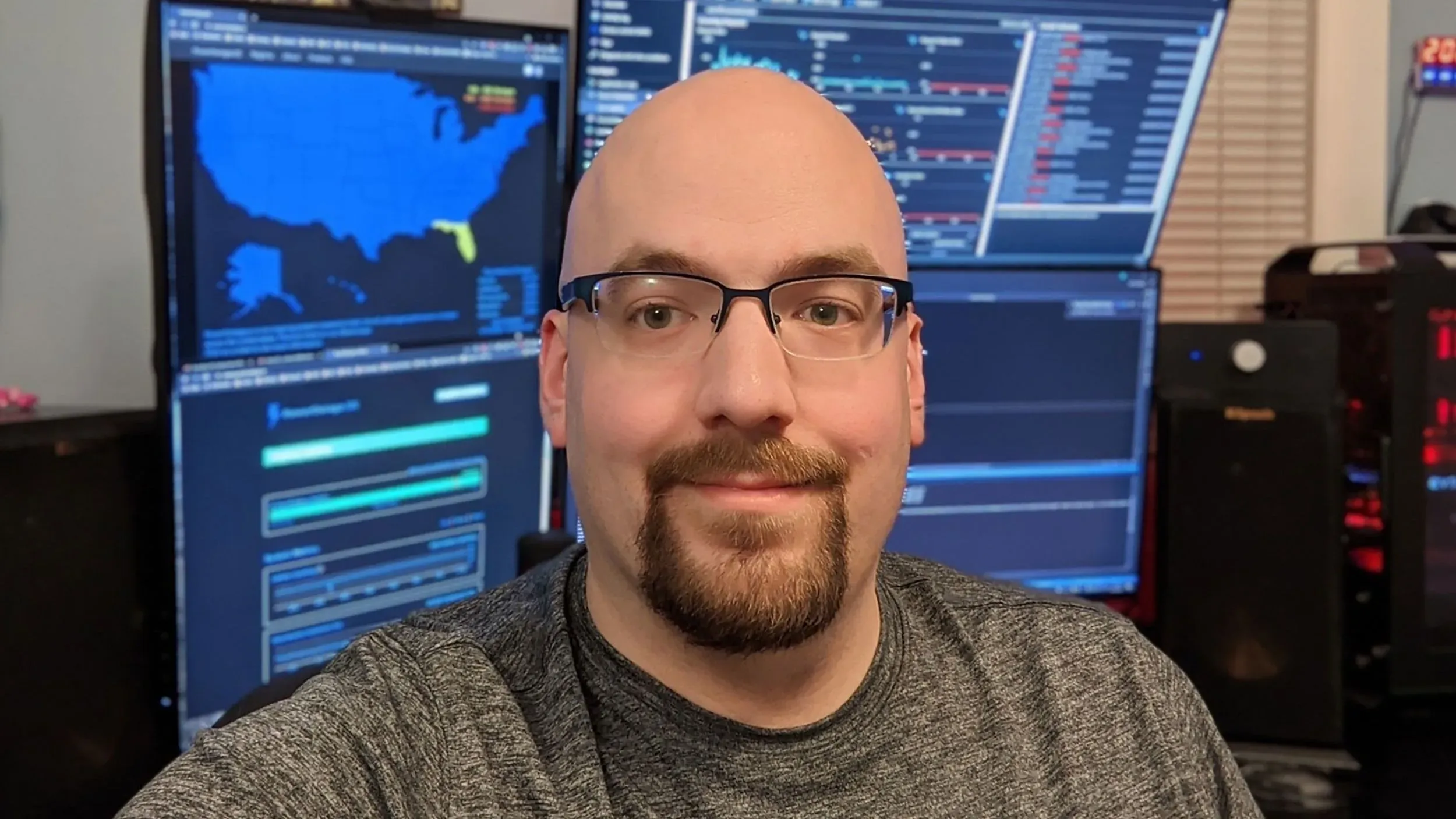 جيسون روبنسون، مبتكر موقع PowerOutage.US، يجلس أمام شاشات تعرض بيانات انقطاع التيار الكهربائي في الولايات المتحدة.