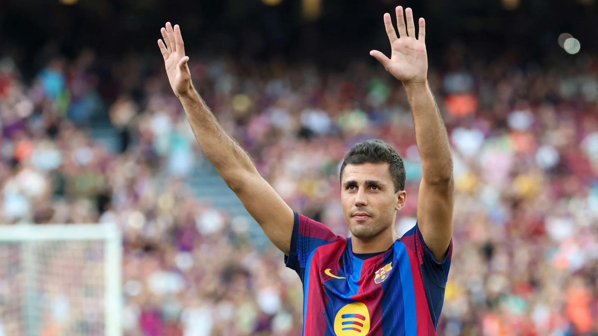 رودري لاعب وسط برشلونة يلوح للجماهير في أول ظهور له مع الفريق الكتالوني ضمن الدوري الإسباني.