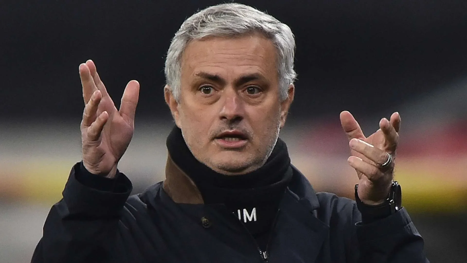 جوزيه مورينيو أثناء توجيه تعليمات خلال مباراة، مع التركيز على عودته كمدرب ريال مدريد وتأثيره الهادئ والمتزن.