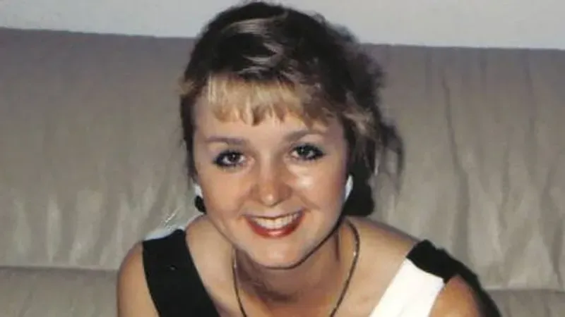 صورة لجودي هويسنترويت، مقدمة الأخبار، مبتسمة على أريكة، تعكس شخصيتها الدافئة. كانت مفقودة منذ عام 1995، ولا تزال قضيتها قيد التحقيق.