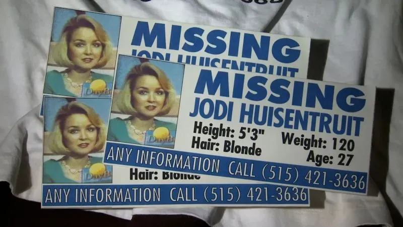 لافتة مفقودة لجودي هويسنترويت، تتضمن صورتها ومعلومات عنها مثل الطول والوزن، مع دعوة للإبلاغ عن أي معلومات.