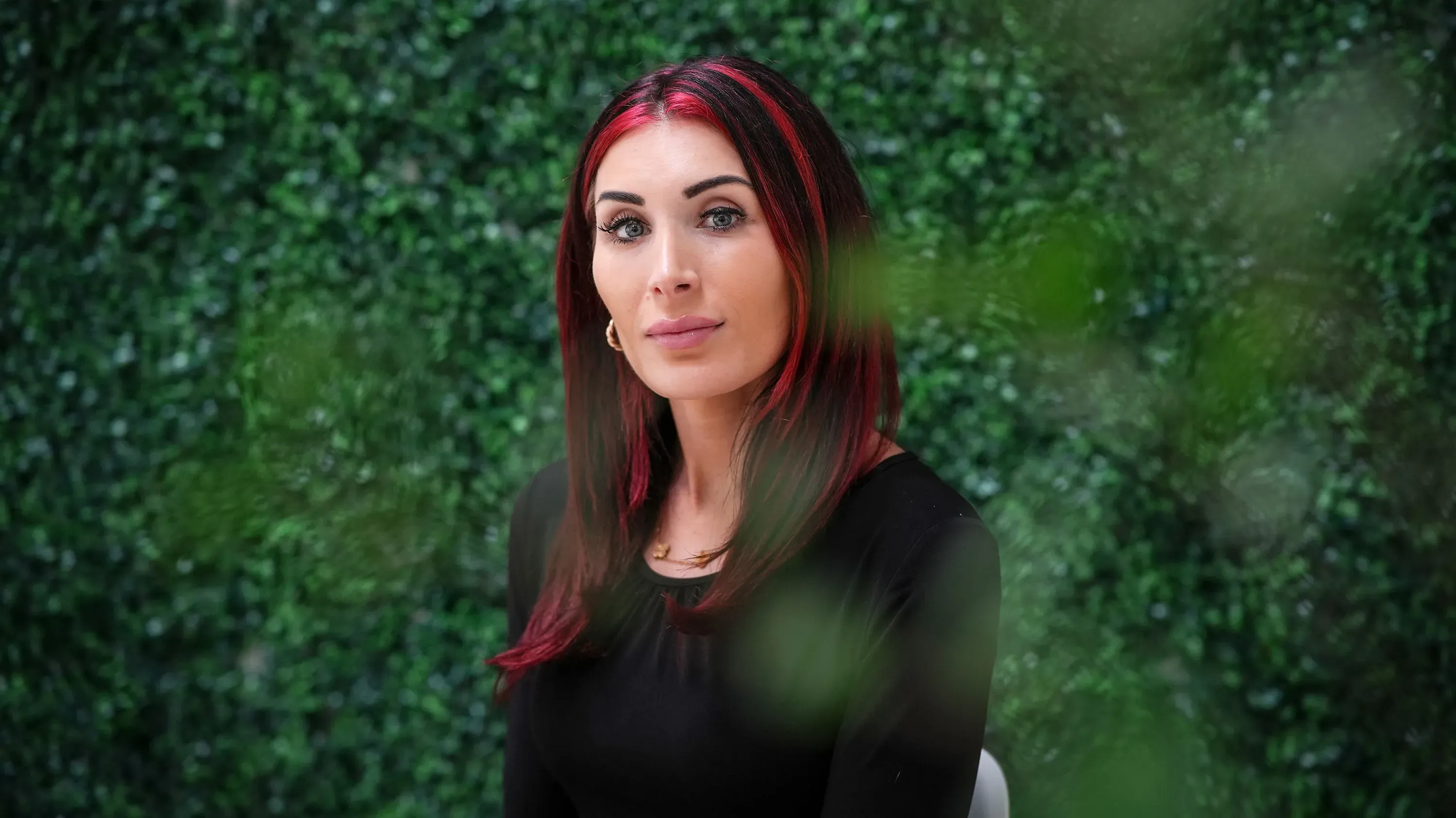 لقاء لورا لومر، الناشطة اليمينية المتطرفة، في البيت الأبيض مع الرئيس ترامب، وسط خلفية خضراء، يعكس تأثيرها المتزايد في السياسة.