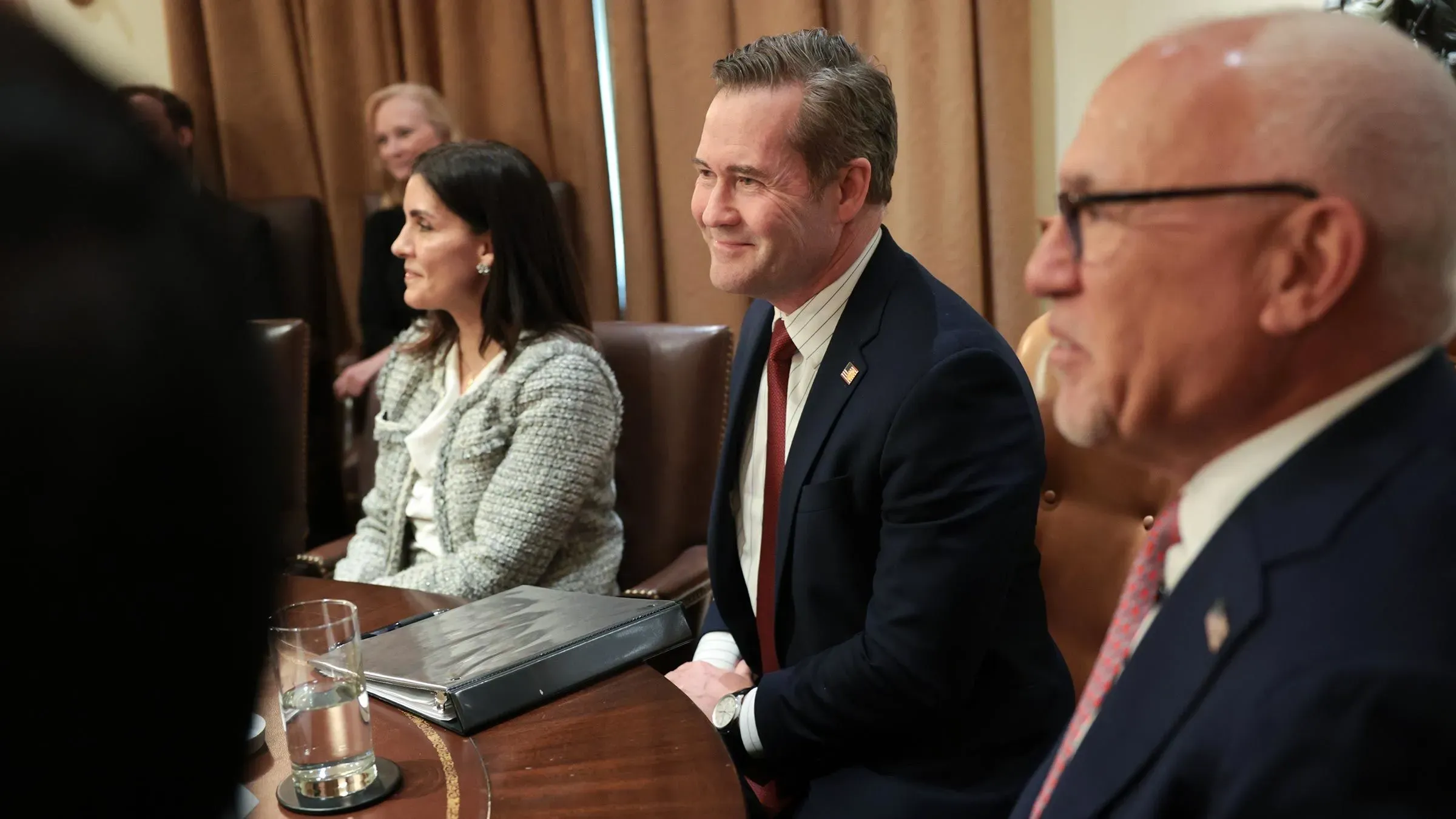 اجتماع لمستشار الأمن القومي مايك والتز مع مسؤولين في البيت الأبيض، مع التركيز على التحديات السياسية الحالية التي يواجهها ترامب.