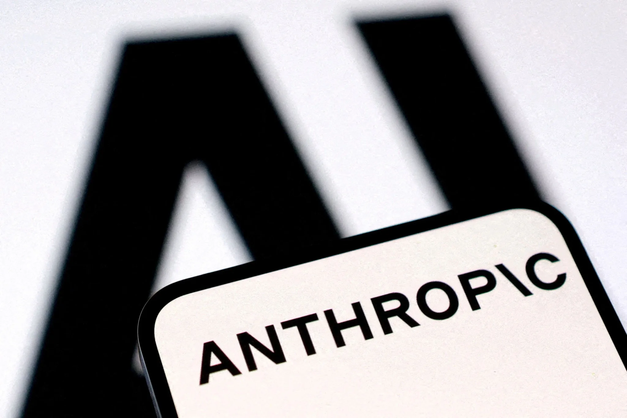 شعار شركة Anthropic للذكاء الاصطناعي مع التركيز على رفع حظر التصدير عن نماذجها المتقدمة Fable وMythos.
