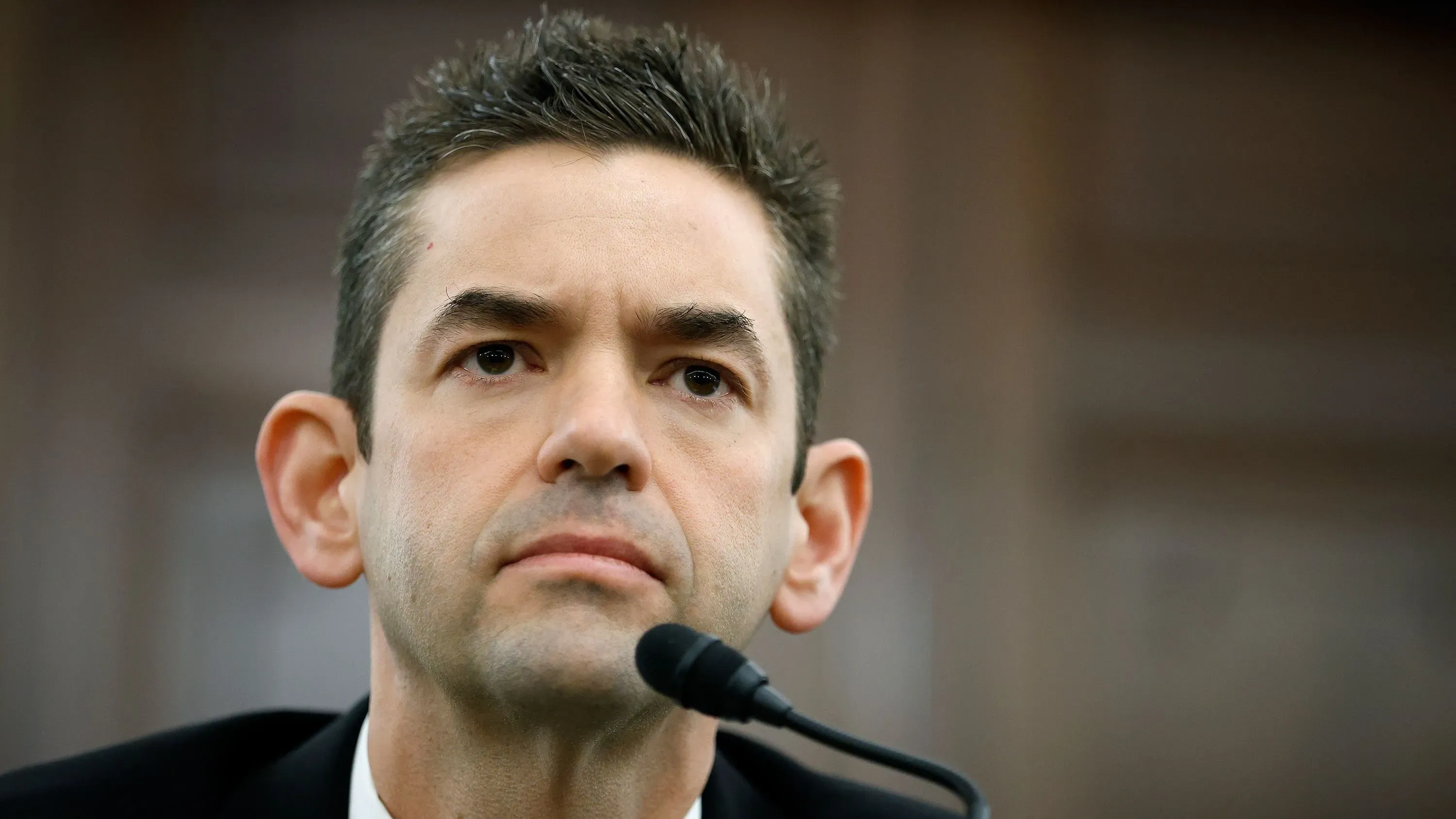 الرجل الذي يظهر في الصورة هو جاريد إيزاكمان، المرشح السابق لقيادة وكالة ناسا، خلال جلسة استماع رسمية.