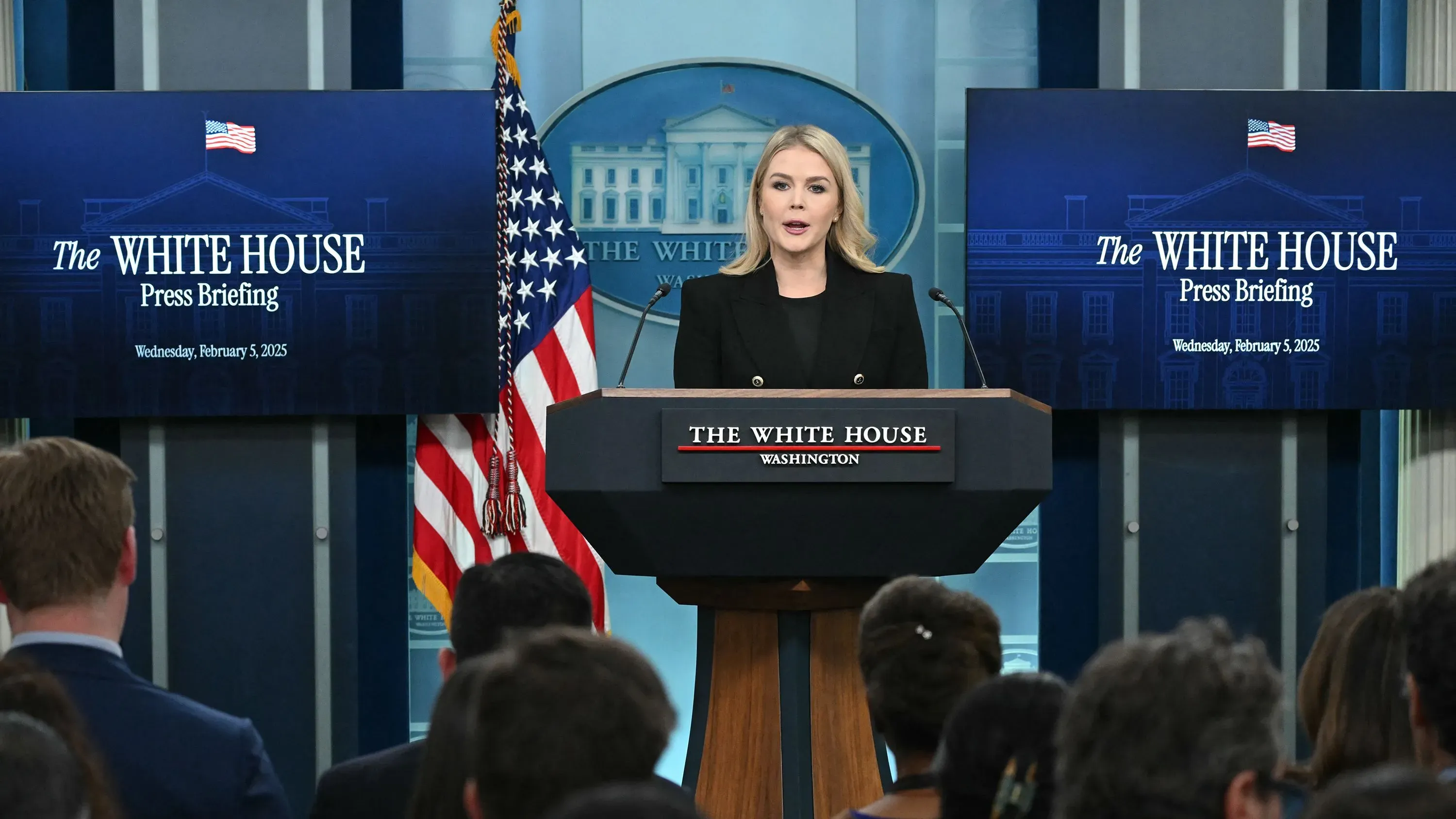 تظهر السكرتيرة الصحفية للبيت الأبيض كارولين ليفيت أثناء مؤتمر صحفي، حيث تعلن عن إلغاء اشتراكات الحكومة الفيدرالية لبوليتيكو.