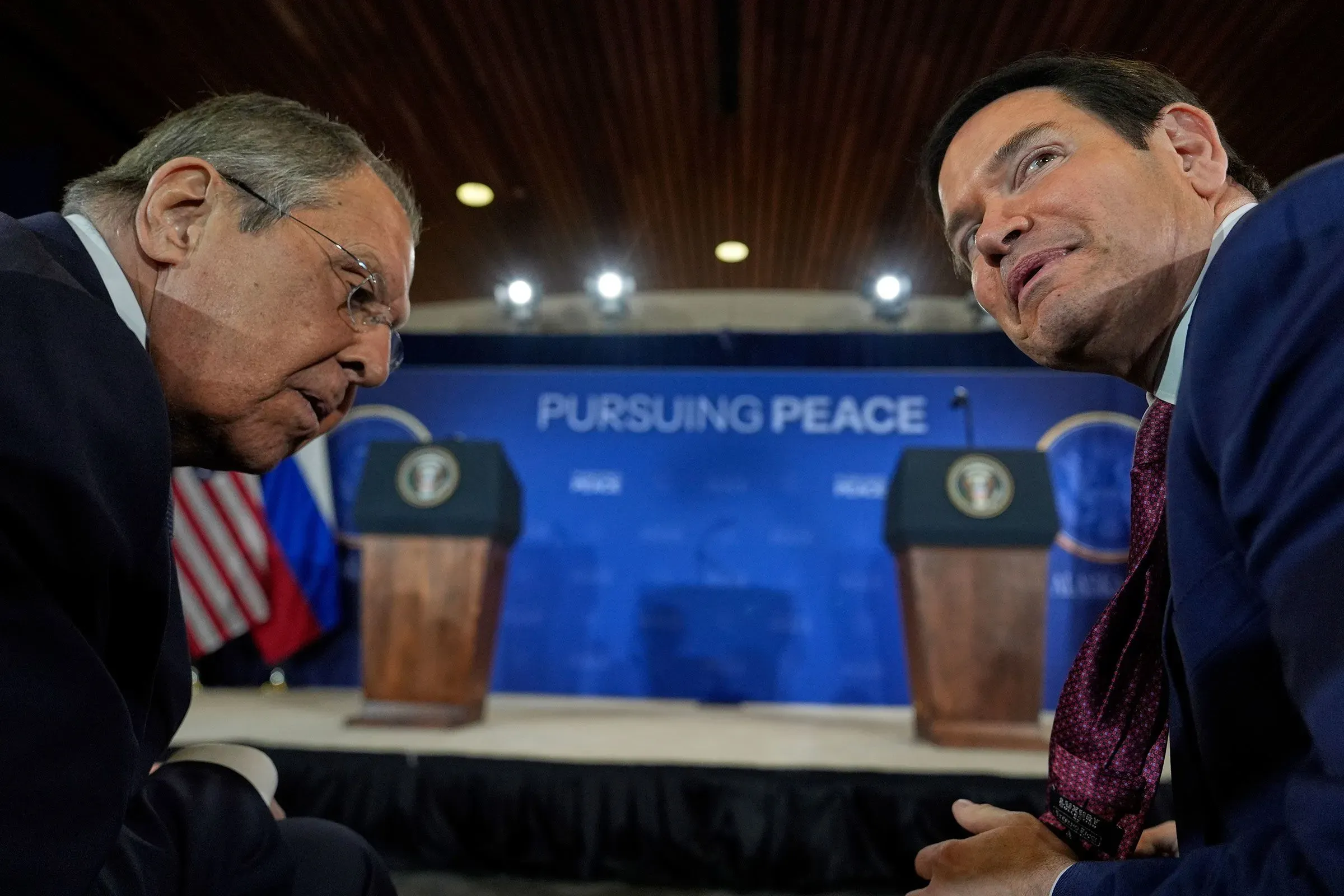 اجتماع بين وزير الخارجية الروسي سيرغي لافروف والسيناتور الأمريكي ماركو روبيو في قمة حول السلام، مع خلفية تعكس التركيز على تحقيق اتفاقية سلام.