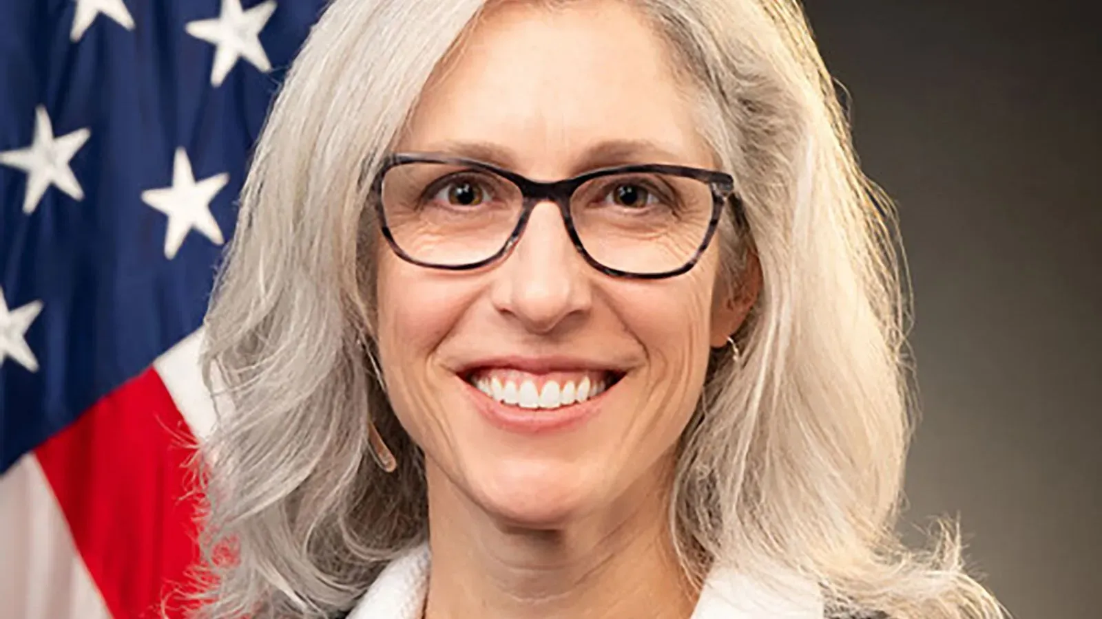 ترشيح الدكتورة سوزان موناريز، المديرة بالنيابة لمراكز مكافحة الأمراض، لقيادة الوكالة، مع العلم أنها خبيرة في الصحة العامة.