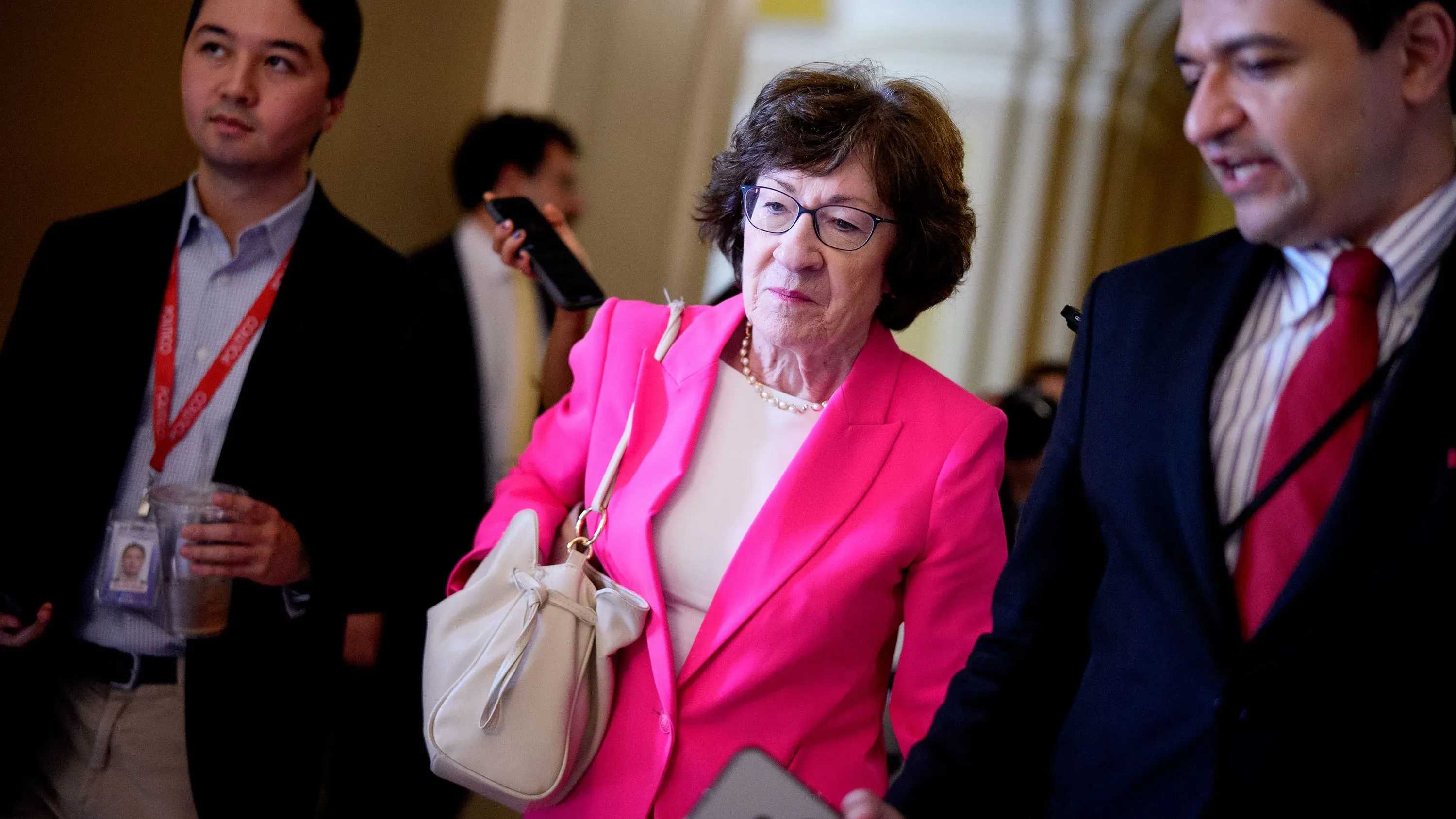 سوزان كولينز، رئيسة لجنة المخصصات في مجلس الشيوخ، تتحدث مع موظفين أثناء مناقشة تخفيضات الإنفاق الحكومية الفيدرالية.