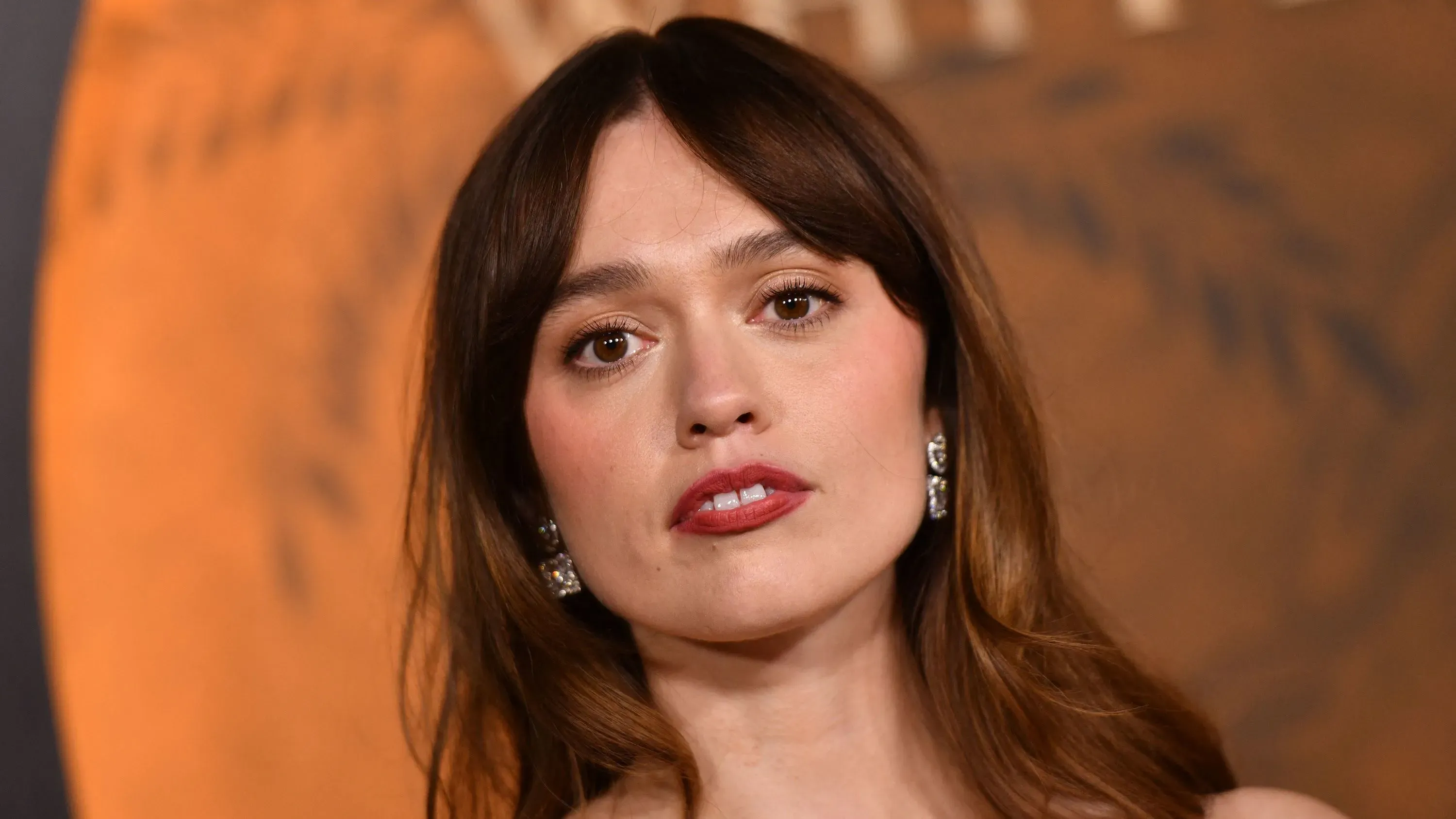 تظهر إيمي لو وود، نجمة "وايت لوتس"، في حدث مع تسريحة شعر مميزة وأقراط بارزة، تعبر عن مشاعرها تجاه اسكتش "ساترداي نايت لايف".