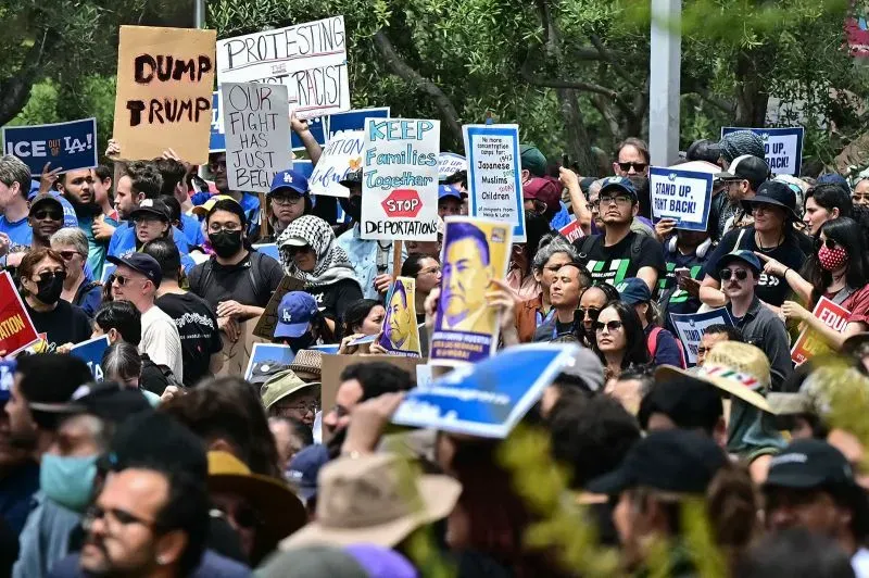 احتجاجات حاشدة في لوس أنجلوس، حيث يحمل المتظاهرون لافتات تطالب بوقف الترحيل والدفاع عن حقوق المهاجرين.