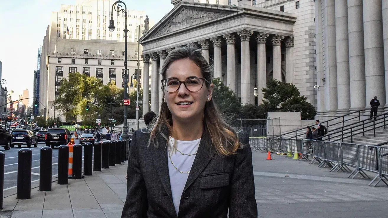 دانييل ساسون، المدعية العامة بالإنابة، تقف أمام المحكمة الفيدرالية في نيويورك، حيث أشرفت على قضايا رفيعة المستوى تتعلق بالفساد.