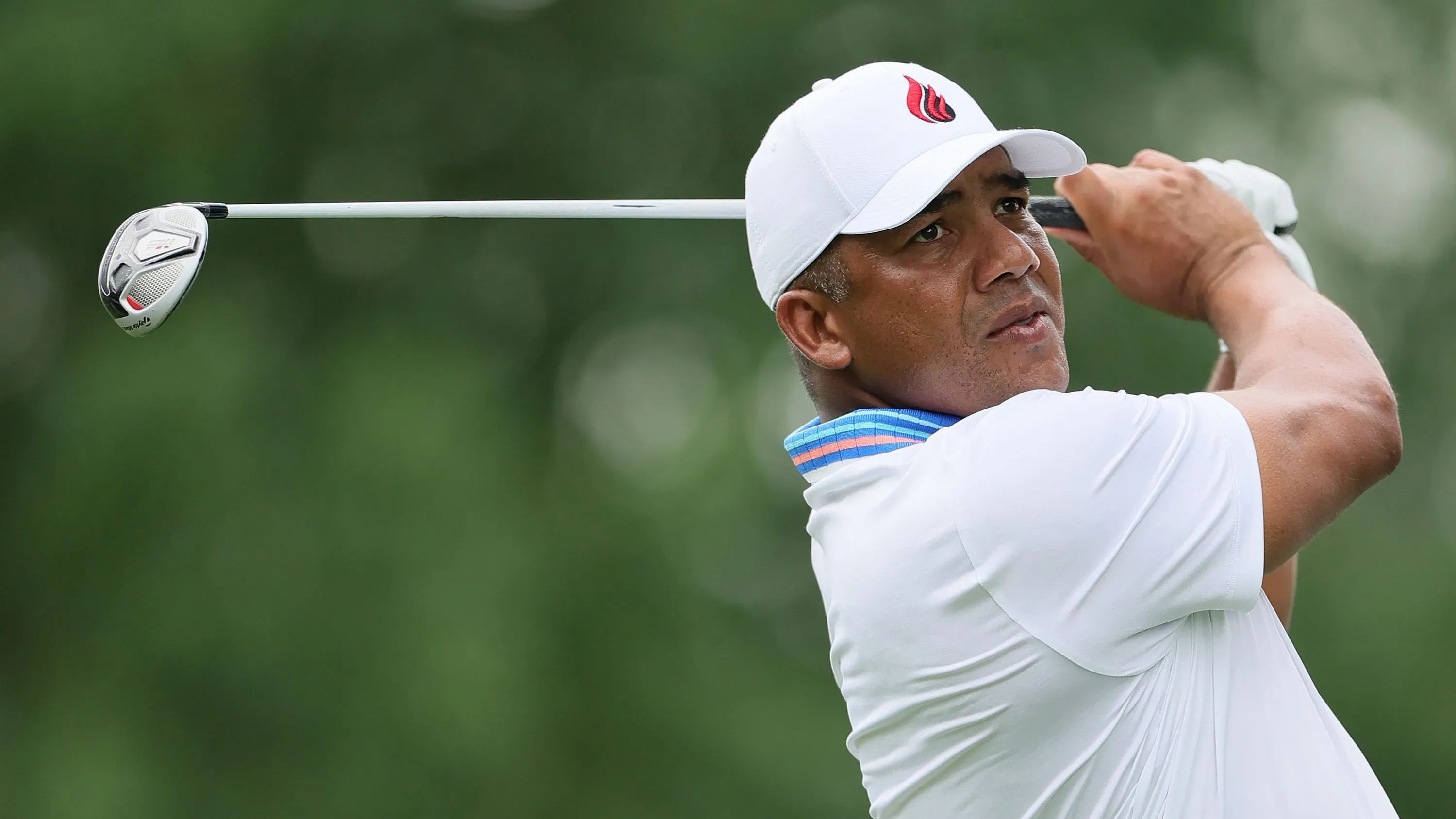 جوناتان فيجاس، لاعب غولف فنزويلي، يضرب الكرة خلال بطولة PGA، حيث يتصدر الترتيب بفارق ضربتين بعد جولتين تحت المعدل.