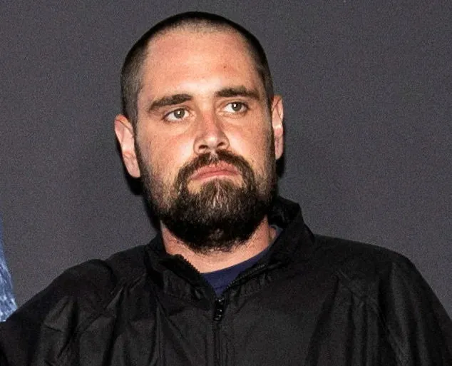 نيك راينر، ابن المخرج روب راينر، يظهر بتعبير جاد، بعد اعتقاله في قضية مقتل والديه في لوس أنجلوس.