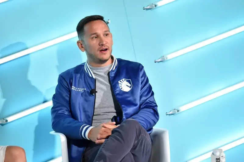 رالف رايشرت، الرئيس التنفيذي لمؤسسة كأس العالم للرياضات الإلكترونية، يتحدث في مؤتمر حول دمج الشطرنج في الرياضات الإلكترونية.