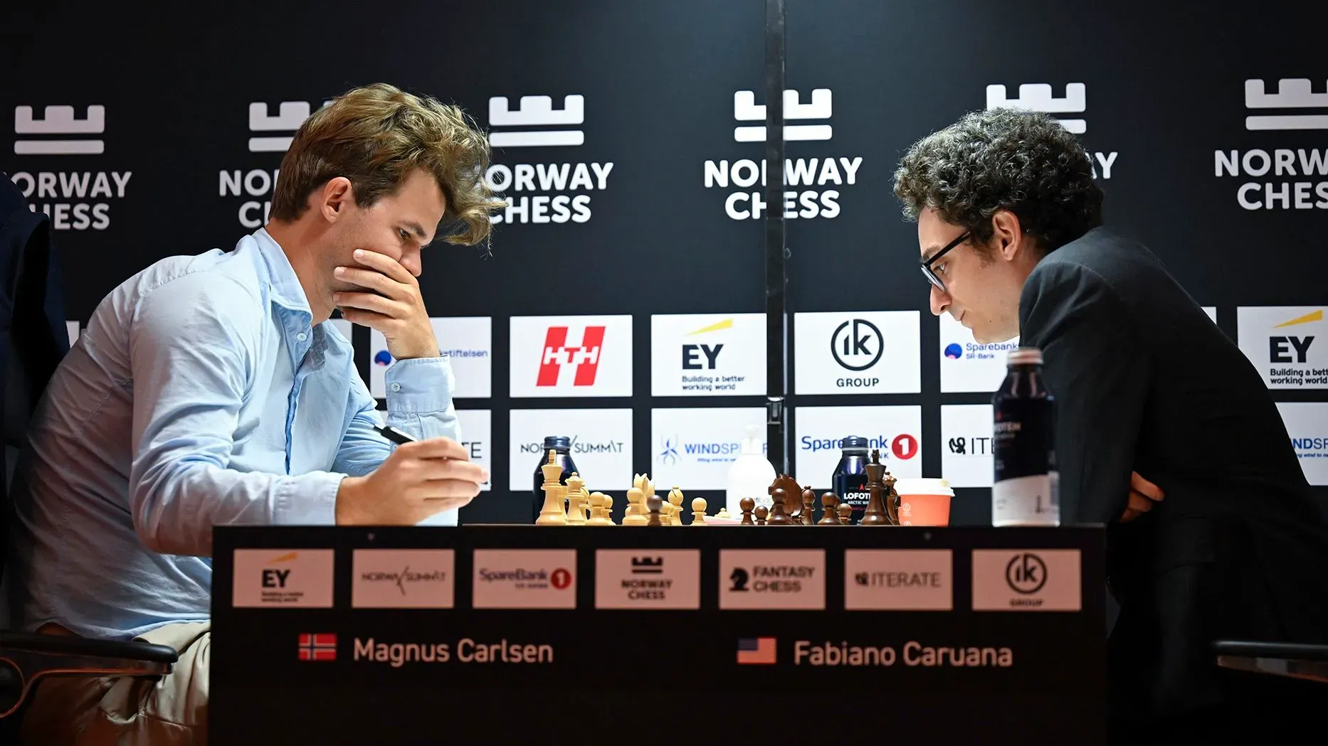 ماغنوس كارلسن وفابيانو كاروانا يتنافسان في مباراة شطرنج خلال بطولة النرويج، مع التركيز على استراتيجيات اللعب التقليدية.