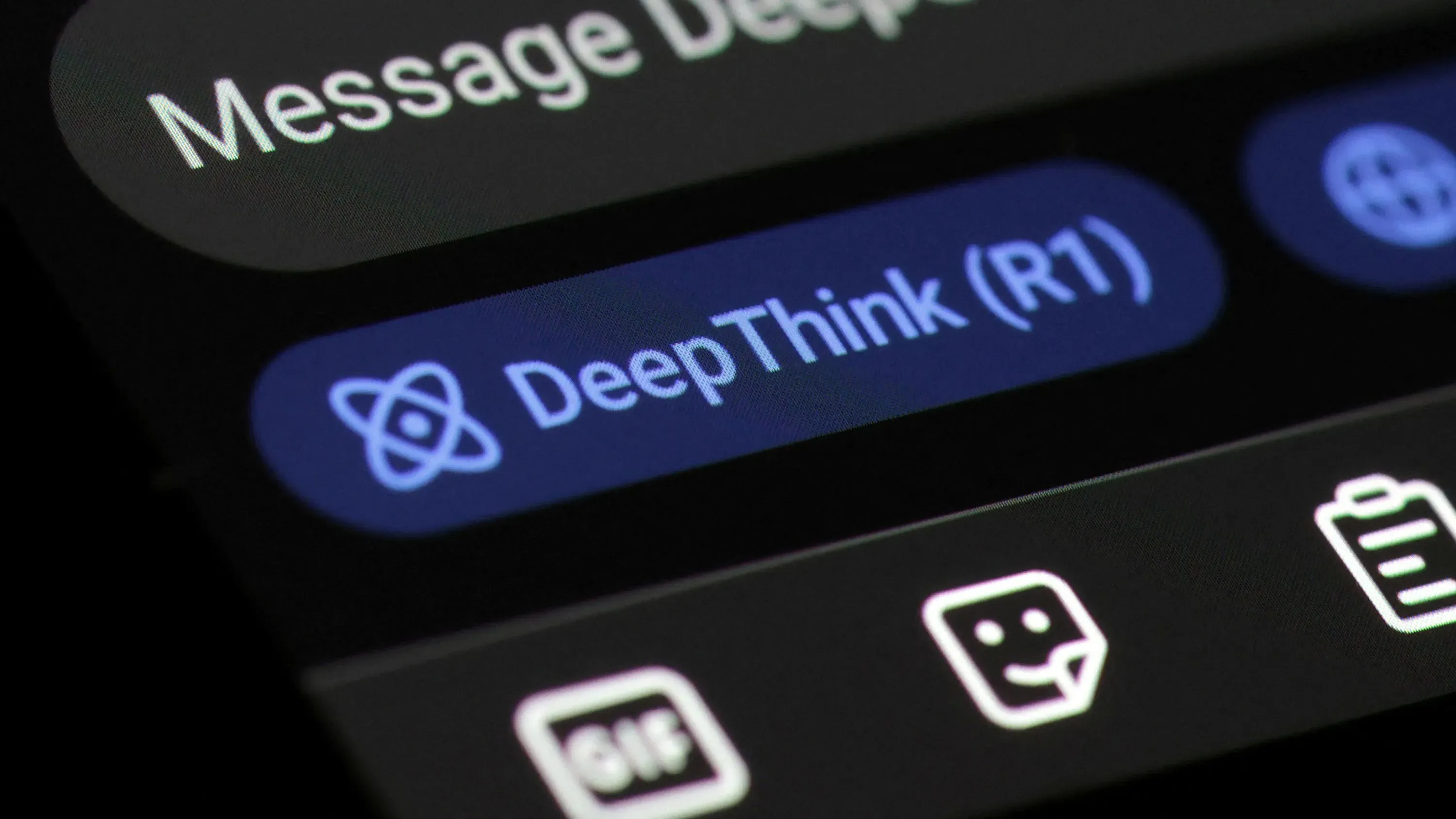 واجهة شاشة هاتف ذكي تعرض تطبيق "DeepThink" (R1) مع خيارات الرسائل ورموز تعبيرية، تعكس التقدم في الذكاء الاصطناعي.