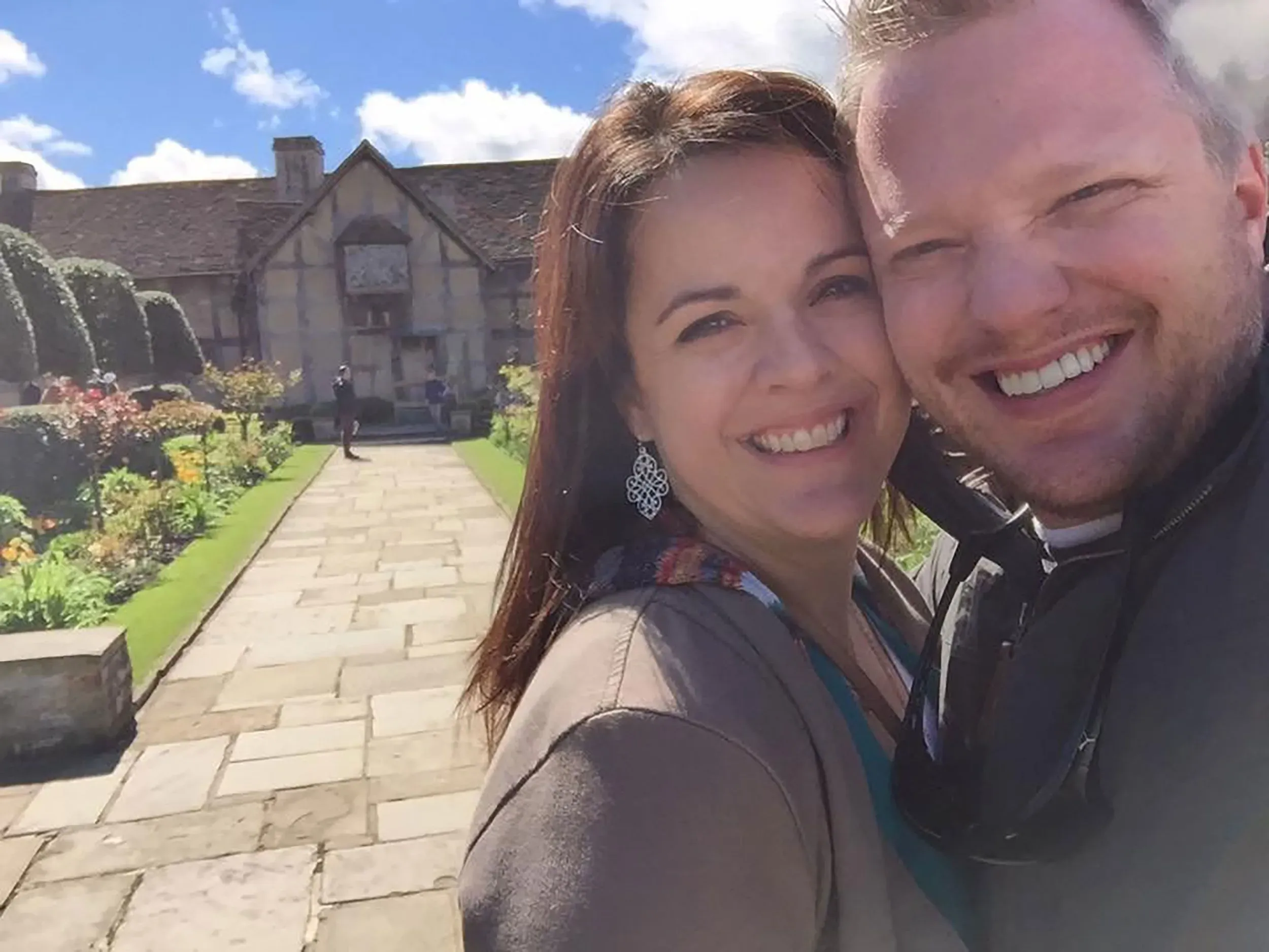 صورة لأنجيلا كريغ وزوجها، حيث يظهران مبتسمين في حديقة، تعكس لحظات من حياتهما قبل تدهور صحتها.