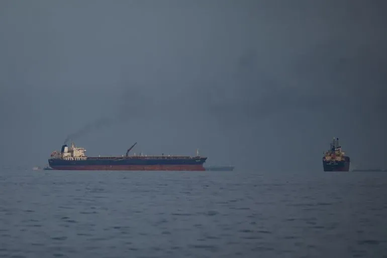 سفن شحن نفطية تبحر في مياه مضيق هرمز، في ظل تصاعد التوترات وتأثيرها على أسعار النفط العالمية.
