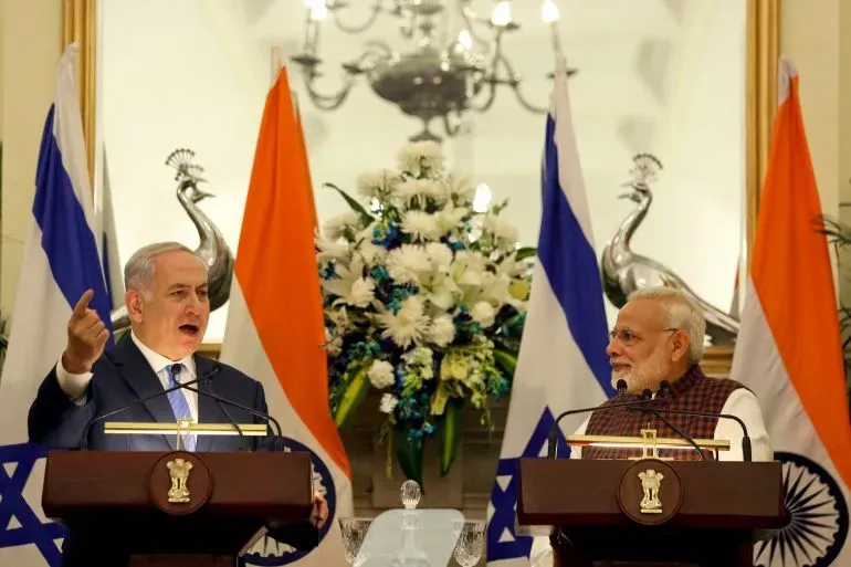رئيس وزراء إسرائيل بنيامين نتنياهو يتحدث خلال مؤتمر صحفي مع رئيس وزراء الهند ناريندرا مودي، مع أعلام البلدين في الخلفية.