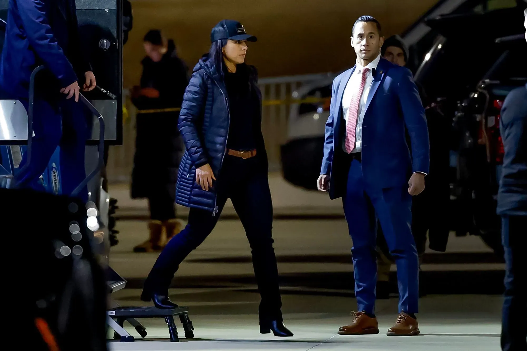 تولسي غابارد، مديرة الاستخبارات الوطنية، تتحدث مع مسؤولين أثناء تنفيذ مكتب التحقيقات الفيدرالي لمذكرة تفتيش في مقاطعة فولتون، جورجيا.