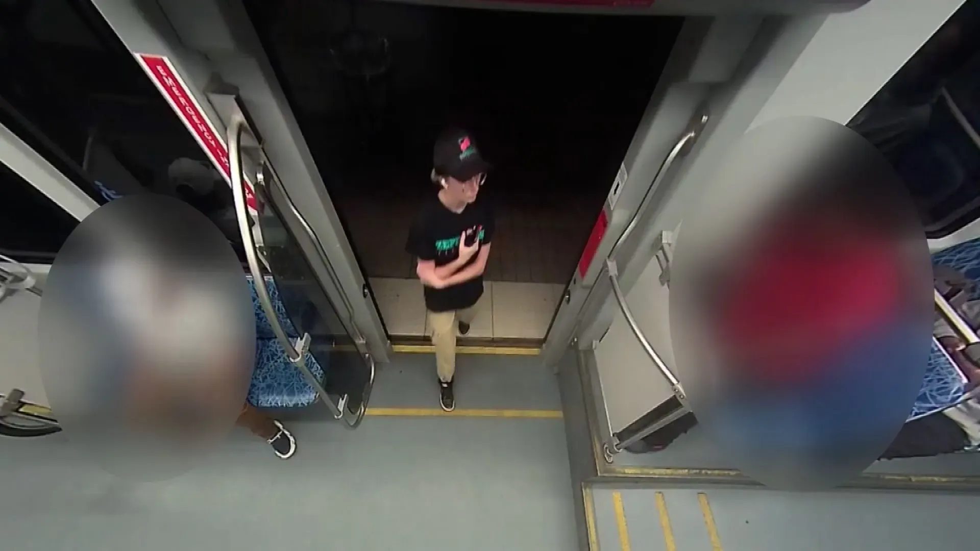 شابة ترتدي قميص مطعم بيتزا وسماعات أذن، تجلس في قطار خفيف، بينما يظهر رجل يرتدي قميصًا أحمر يقترب منها.