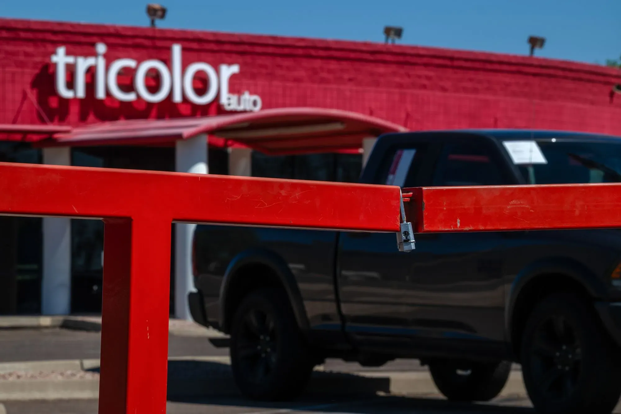 شركة Tricolor للسيارات، المتخصصة في القروض للمقترضين ذوي الدرجات الائتمانية الضعيفة، مغلقة بسبب الإفلاس.