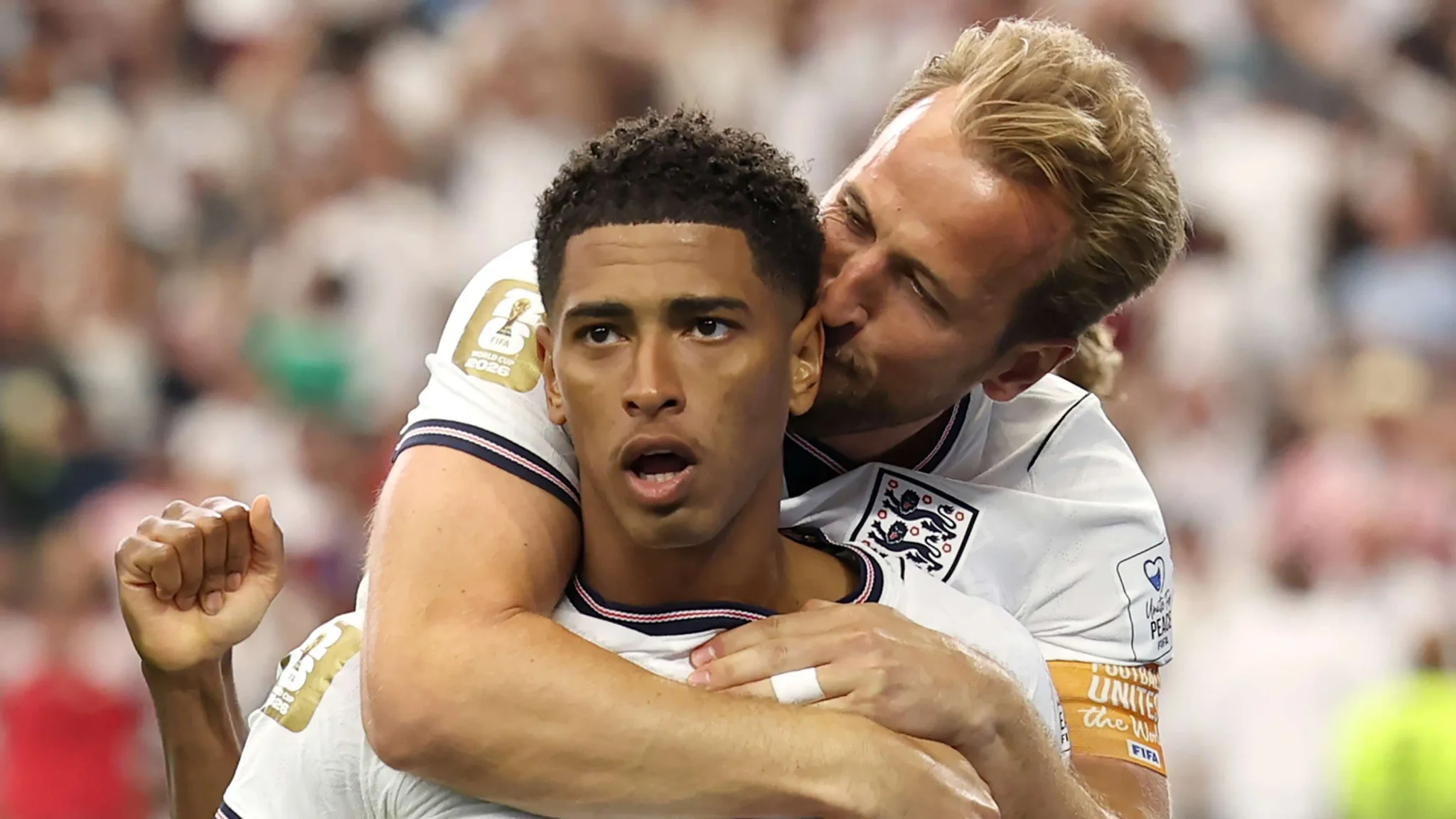 هاري كين يحتفل مع جود بيلينغهام بعد هدف في كأس العالم 2026، مؤكدين دور بيلينغهام المحوري في تقدم إنجلترا بالبطولة.