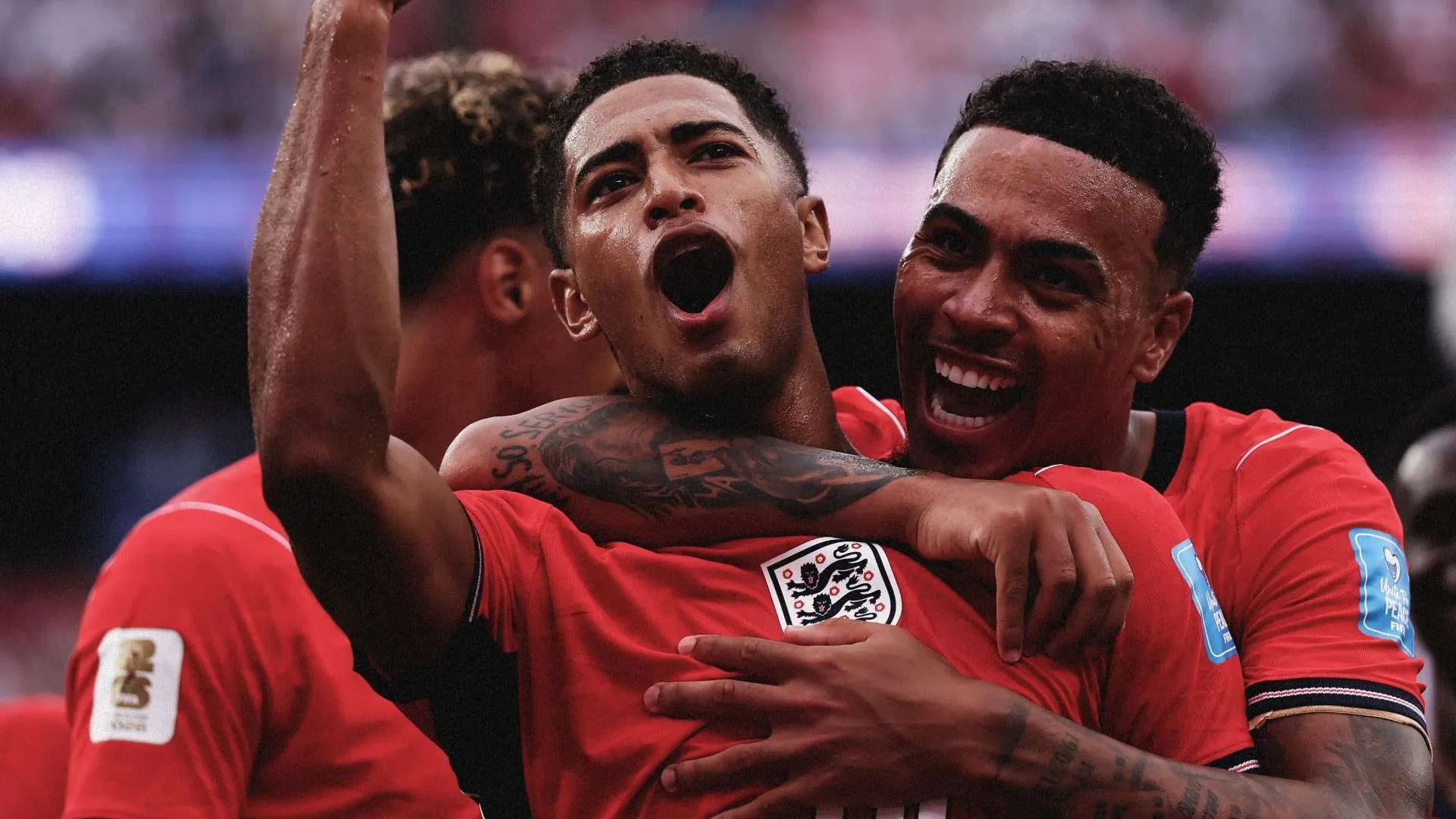 جود بيلينغهام يحتفل مع زملائه بفوز إنجلترا في كأس العالم 2026، مؤكدًا دوره الأساسي كلاعب وسط موهوب وثقة عالية بالنفس.