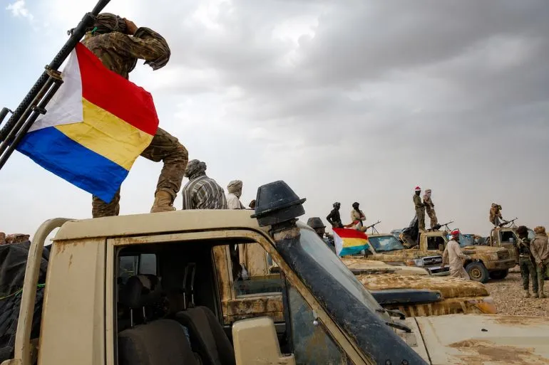 مقاتلون من جيش تحرير أزواد يحملون علم أزواد على مركبات عسكرية في شمال مالي، يعكس التحالف غير المسبوق مع جماعة نصرة الإسلام والمسلمين في صراع باماكو.
