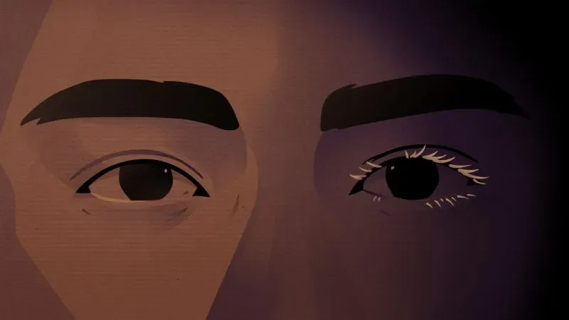 صورة توضح عيني شخصين، أحدهما يمتلك رموشًا طويلة وواضحة، مما يعكس الاتجاهات الجمالية الحالية وتأثيرها على الرجال.