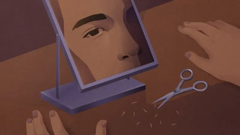 رجل ينظر إلى نفسه في مرآة، مع مقص بجانبه وقطع رموش تتساقط على الطاولة، مما يعكس اتجاه قص الرموش بين الرجال.