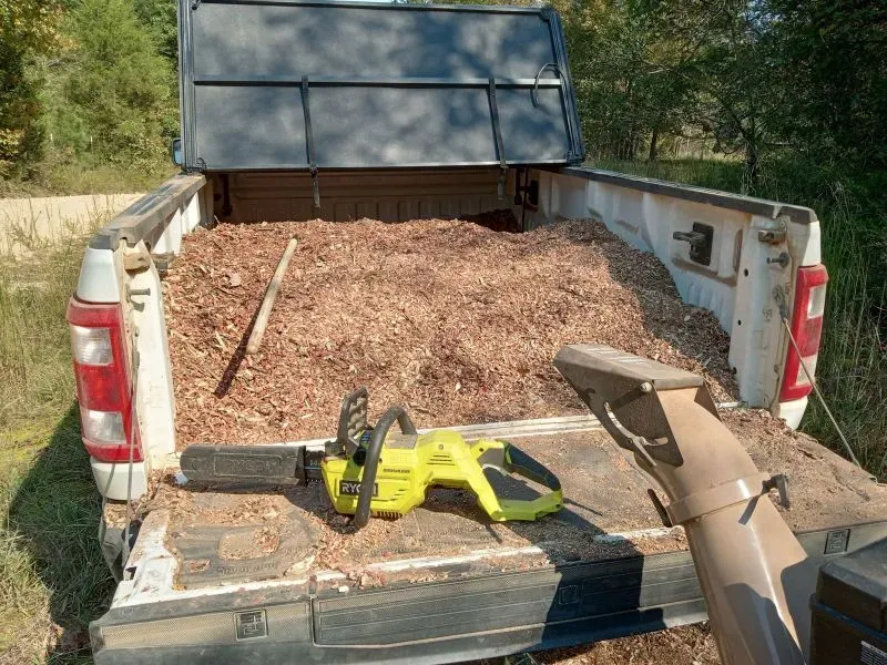 صندوق شاحنة مليء بقشور الخشب وأدوات البستنة، مما يعكس اتجاهًا نحو زراعة الطعام في المنازل بعد الانتخابات.