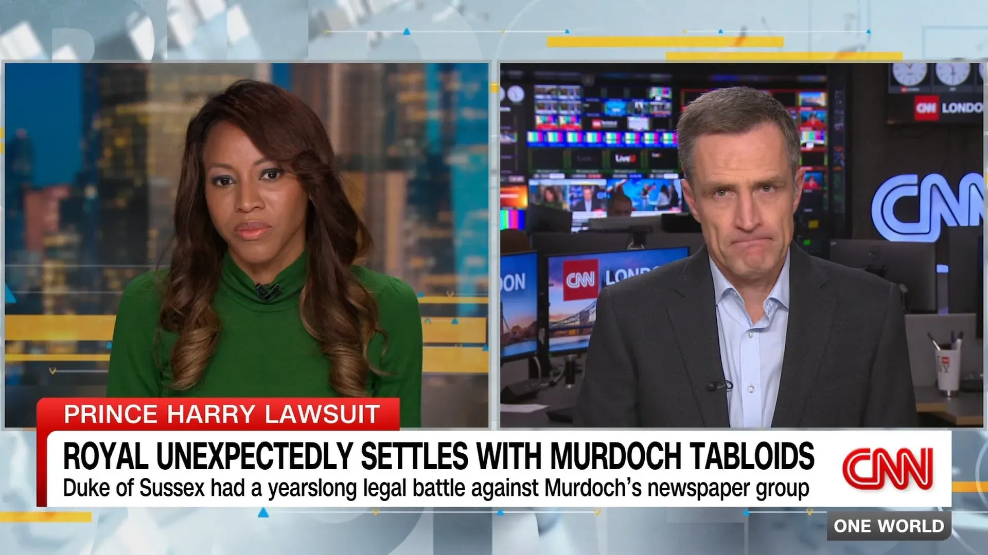 تظهر الصورة مذيعين يتحدثان في استوديو CNN عن تسوية غير متوقعة بين الأمير هاري وإمبراطورية مردوخ الإعلامية.