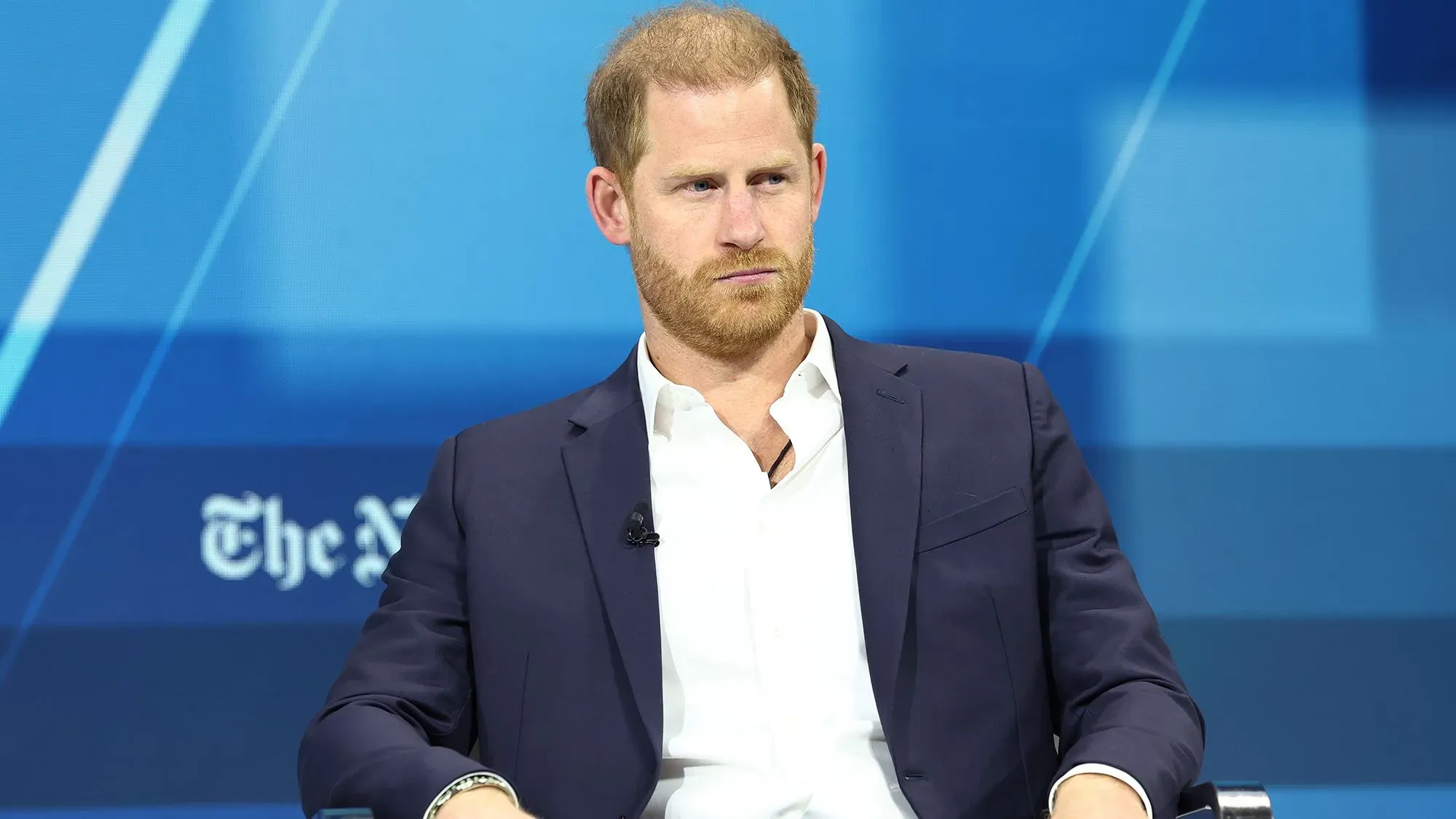 الأمير هاري خلال حديثه في قمة نيويورك تايمز، يعبر عن عزيمته على تحقيق المساءلة بعد تسوية قانونية مع إمبراطورية مردوخ الإعلامية.