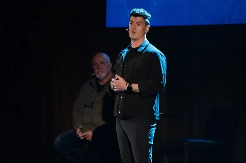 الدكتور جون ديلوني يتحدث إلى الجمهور في مسرح فوكس بأتلانتا، مستعرضًا موضوعات الصحة النفسية والعلاقات.