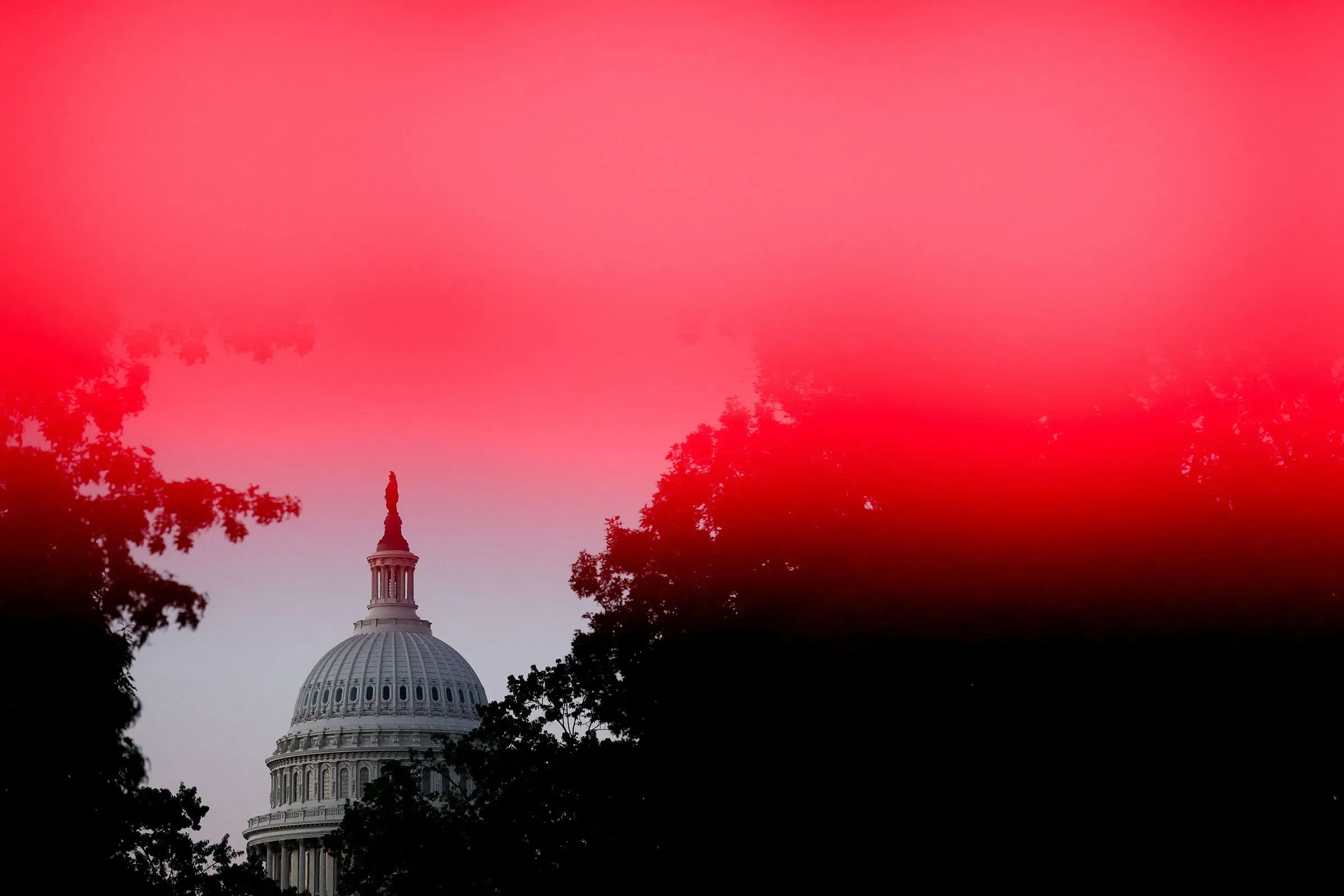 مبنى الكابيتول الأمريكي يظهر في الخلفية مع سماء حمراء، حيث تجمع الناجين من إبشتاين في واشنطن للحديث عن قضاياهم وحقوقهم.