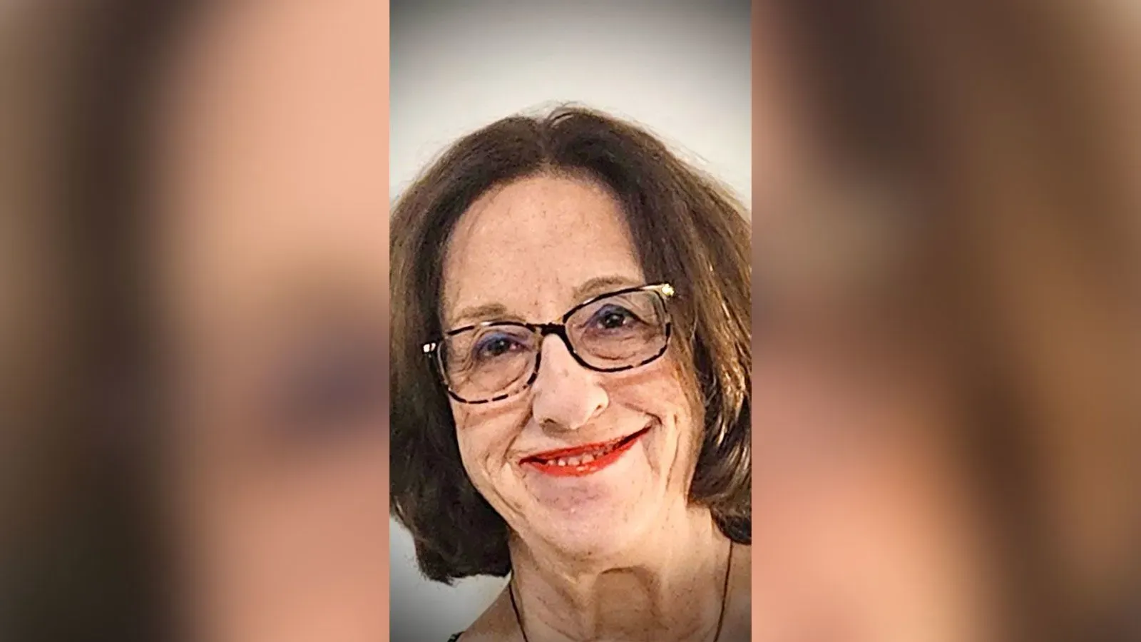 امرأة مسنّة ترتدي نظارات وتبتسم، تعبر عن تجربتها مع دواء أوزيمبيك وتأثيره على تساقط الشعر.