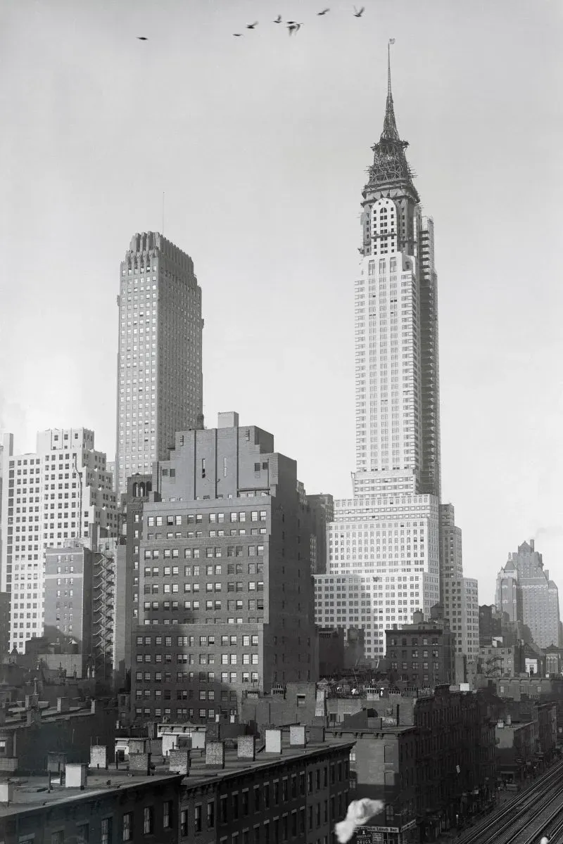 مبنى كرايسلر في نيويورك، رمز فن الآرت ديكو، يتألق بارتفاعه البالغ 1046 قدمًا، محاطًا بناطحات السحاب الأخرى.