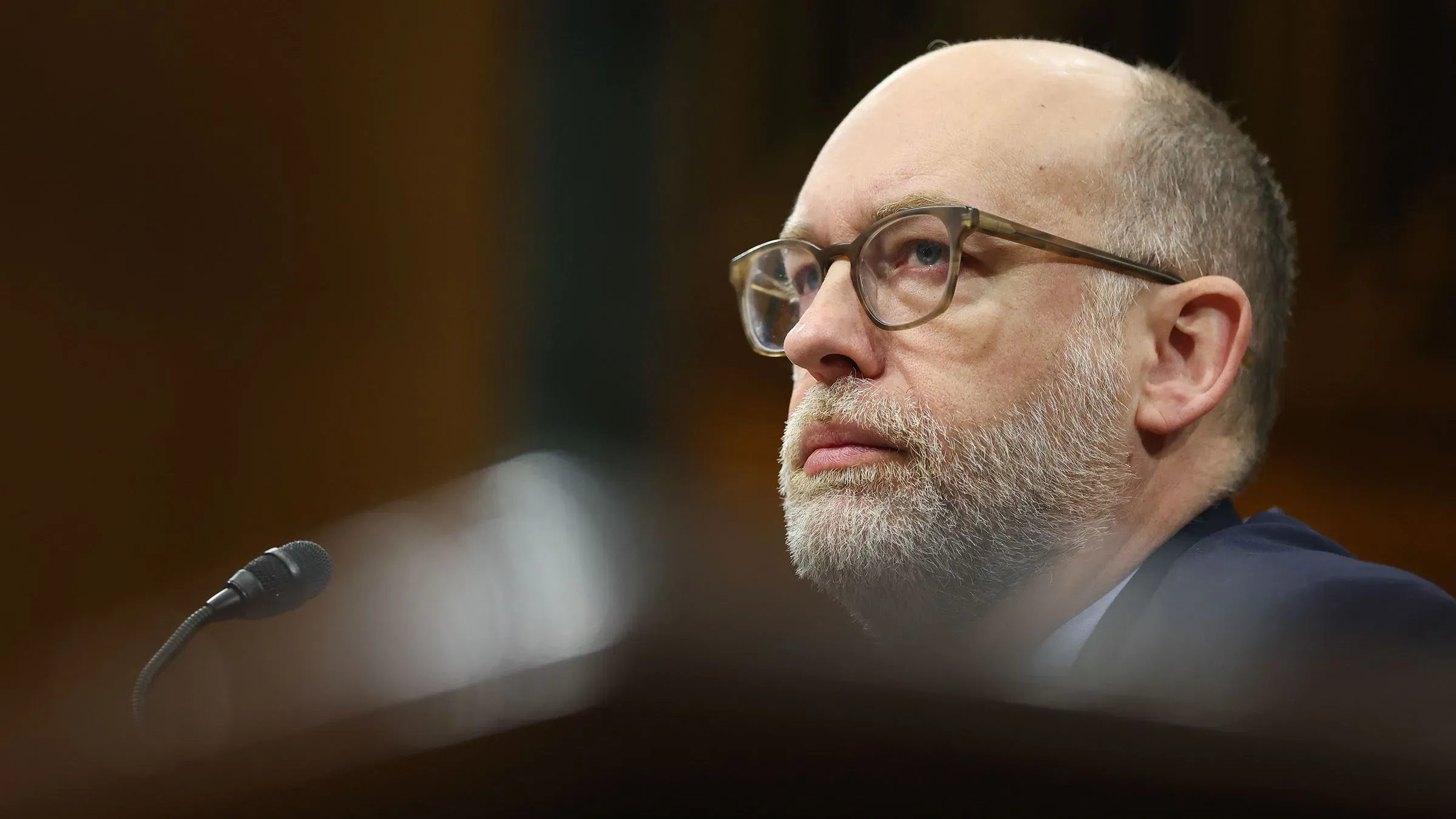 راسل فوت، رئيس مكتب الميزانية في البيت الأبيض، يتحدث خلال جلسة استماع، مع التركيز على قضايا حماية المستهلك والإقراض.