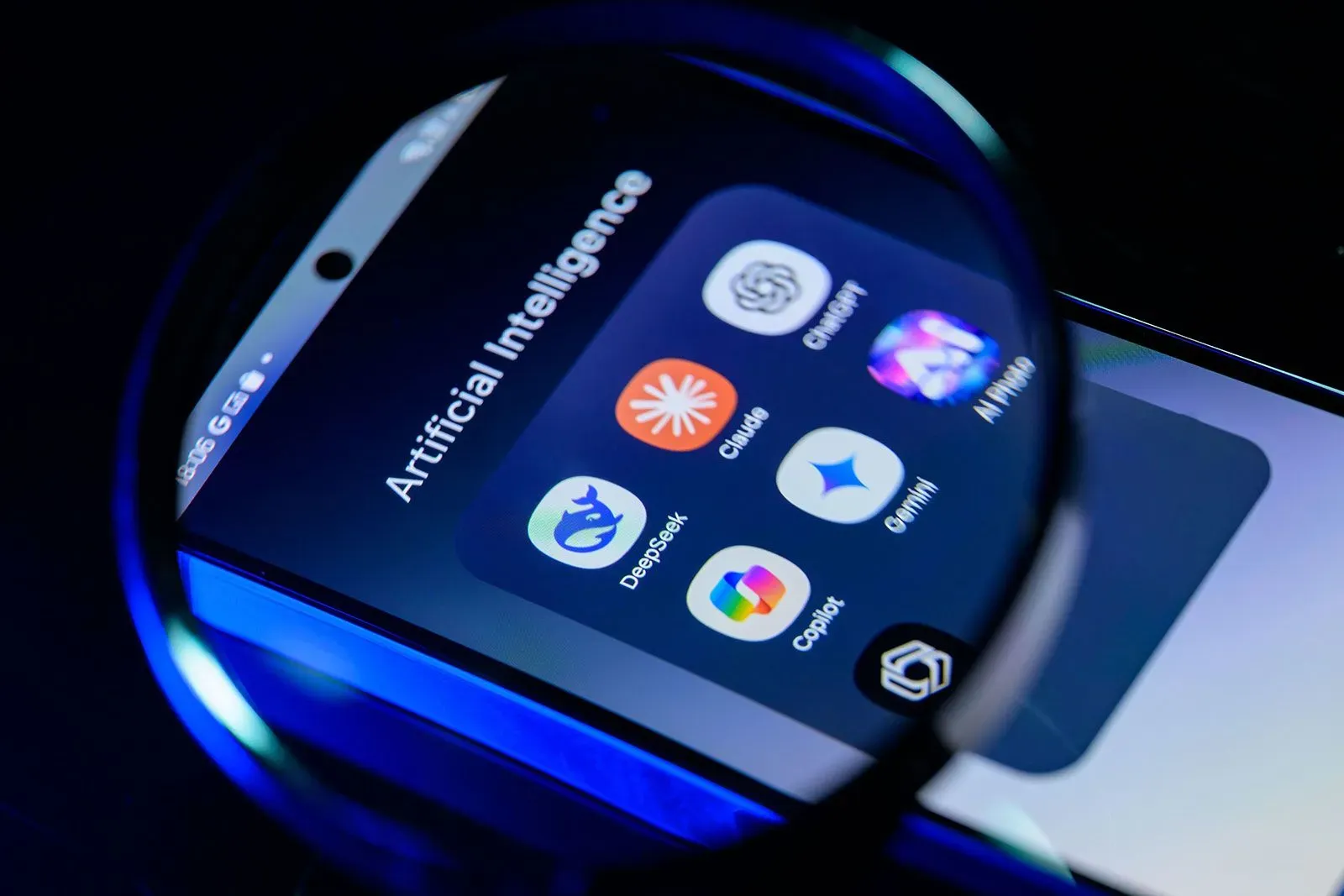 شاشة هاتف ذكي تعرض تطبيقات الذكاء الاصطناعي، مع التركيز على أيقونات مثل DeepSeek وClaude، في سياق حديث حول فقاعة الذكاء الاصطناعي.